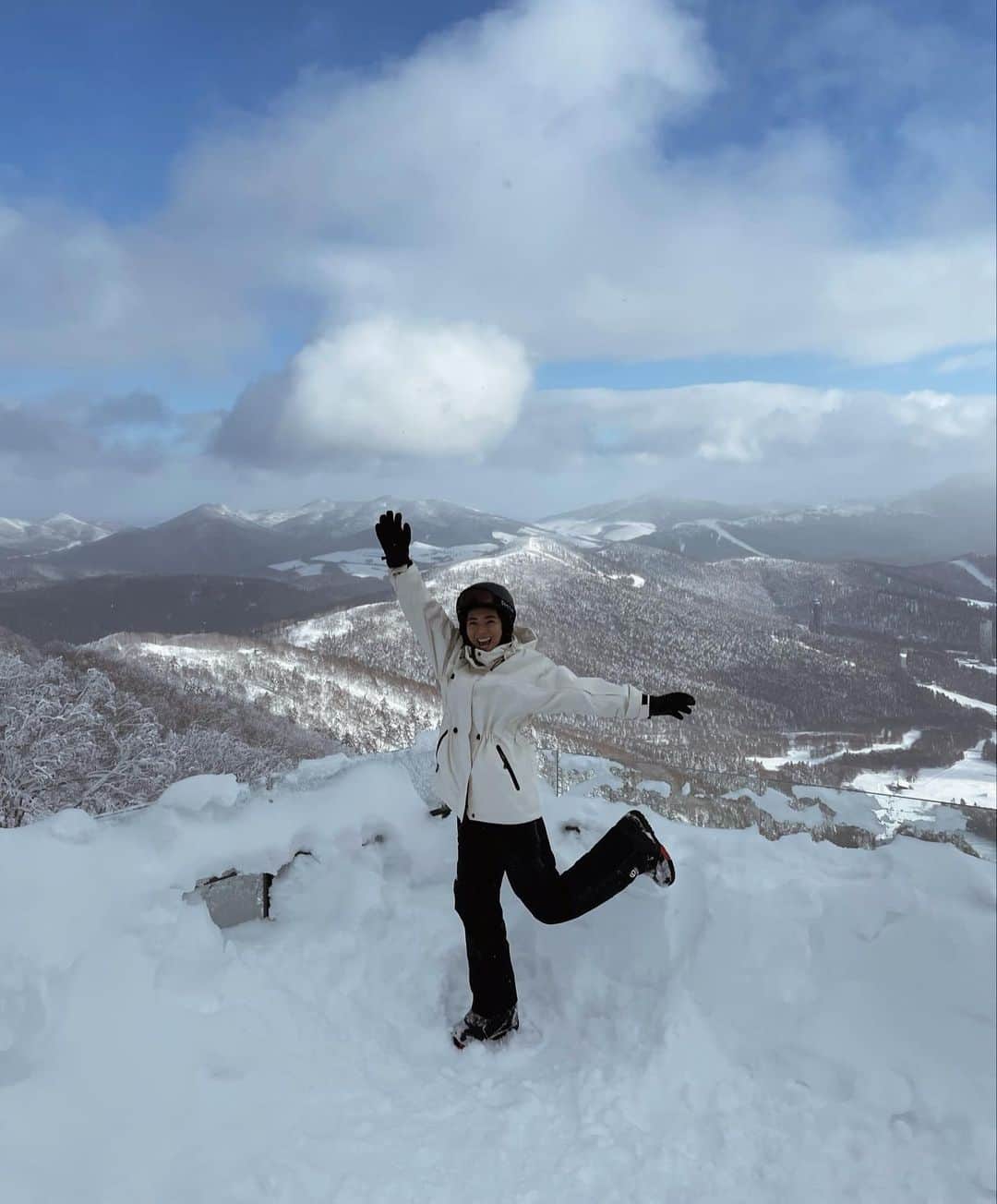正中雅子のインスタグラム：「ski⛷🗻❄️  最高にいいお天気で気持ちいい毎日でした☃️  キラキラした雪景色が綺麗で見惚れる瞬間ばかりでした  子供達はスキーレッスンに行っている間は主人と朝から滑って 夕方は子供達と⛷  娘は昨年より上達して息子も止まれないけどイェーイと何回も滑ってた😂  ボードしか出来ないけど北海道いるとスキーもしてみたいなって思う⛷♡また挑戦してみたいな🐇  ski jacket @zara  ski pants @thenorthfacejp   #ski#スキー#北海道#トマム #masacotravel」