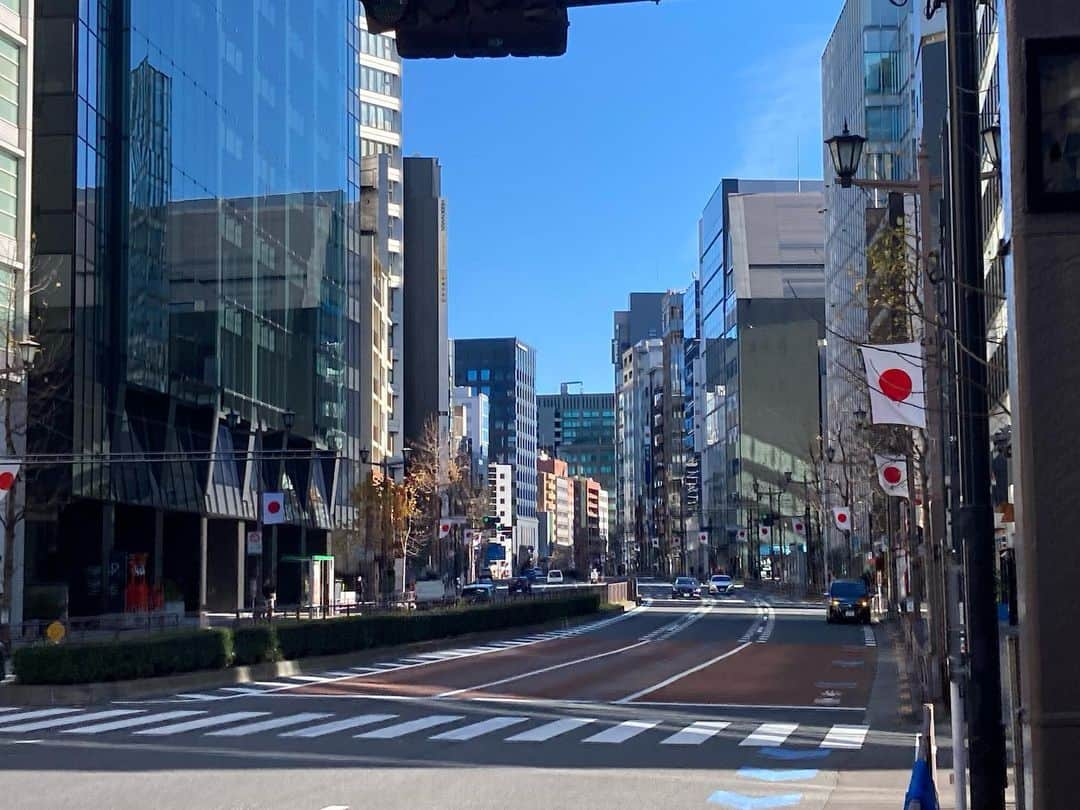 和田政宗のインスタグラム：「明けましておめでとうございます。  本年も国内外において困難な状況が続くと思いますが、より良い方向となるよう力を尽くしてまいります。  本年もご指導ご支援、何卒宜しくお願い申し上げます‼️  写真は、新宿通り。麹町より皇居半蔵門方面です。」