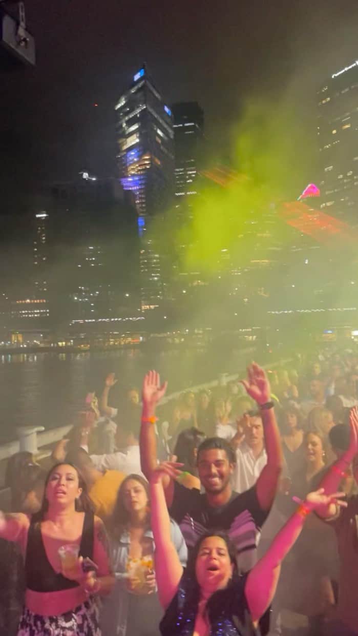 エミリー・スコットのインスタグラム：「Happy New Year from Sydney! This night was one for the books - An unforgettable way to bring in the new year, an incredible venue overlooking the stunning Sydney Harbour 🤩 The fantastic team, smiling faces and the view of Sydney to count down the last 10 seconds to 2023 🤯❣️🎇💛 Hope you all had a great time and happy new year! 💐🥳」