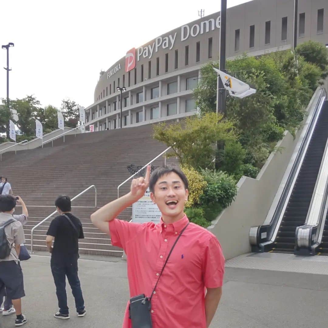 渡邉敬大のインスタグラム：「今年も大好きなホークス観れました⚾️  #福岡paypayドーム で夏に観戦👀 2日連続で父と観ました😂 選手弁当は売り切れ続出でしたが 2日目に #甲斐拓也 選手ゲット😁 大分愛感じるメニューで 美味しかったです😋  試合は負けてしまいました😢 しかし、この仕事を志した原点である ホークスを生で観戦して 観客の興奮やプロ野球の面白さを 今年も肌で感じました。  「言葉でスポーツの熱狂を届けたい！」 思いを新たにして2023年も 大分のスポーツを、 そして大分から羽ばたくアスリートを お伝えしていきます🎤  ーーーーーーーー  また #別大興産スタジアム では #大分Bリングス ができたことで ホークスの二軍や三軍が 大分で試合をするようになりました。 #三代祥貴 選手は1年目から凱旋、 #川瀬晃 選手や #笠谷俊介 投手も はつらつとしたプレーを 見せてくれました🔥  2023年は #内川聖一 選手も加入し さらに盛り上がること 間違いなしですね😊😤  #大分 #野球 #プロ野球 #福岡ソフトバンクホークス #ホークス #選手弁当 #上林誠知 #周東右京 #甲斐拓也 #野球観戦 #スポーツキャスター #アナウンサー #大分放送 #渡辺敬大 #わたなべけいた」