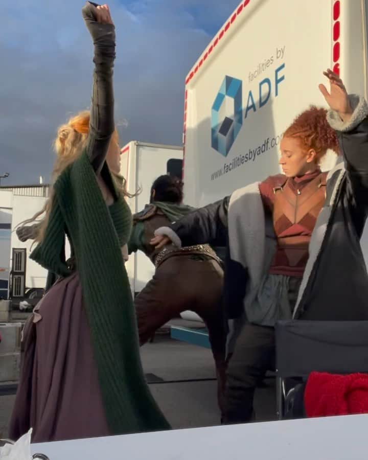 エリー・バンバーのインスタグラム：「catch these vibes on ep6 of @willowofficial 🧙🏻‍♀️」