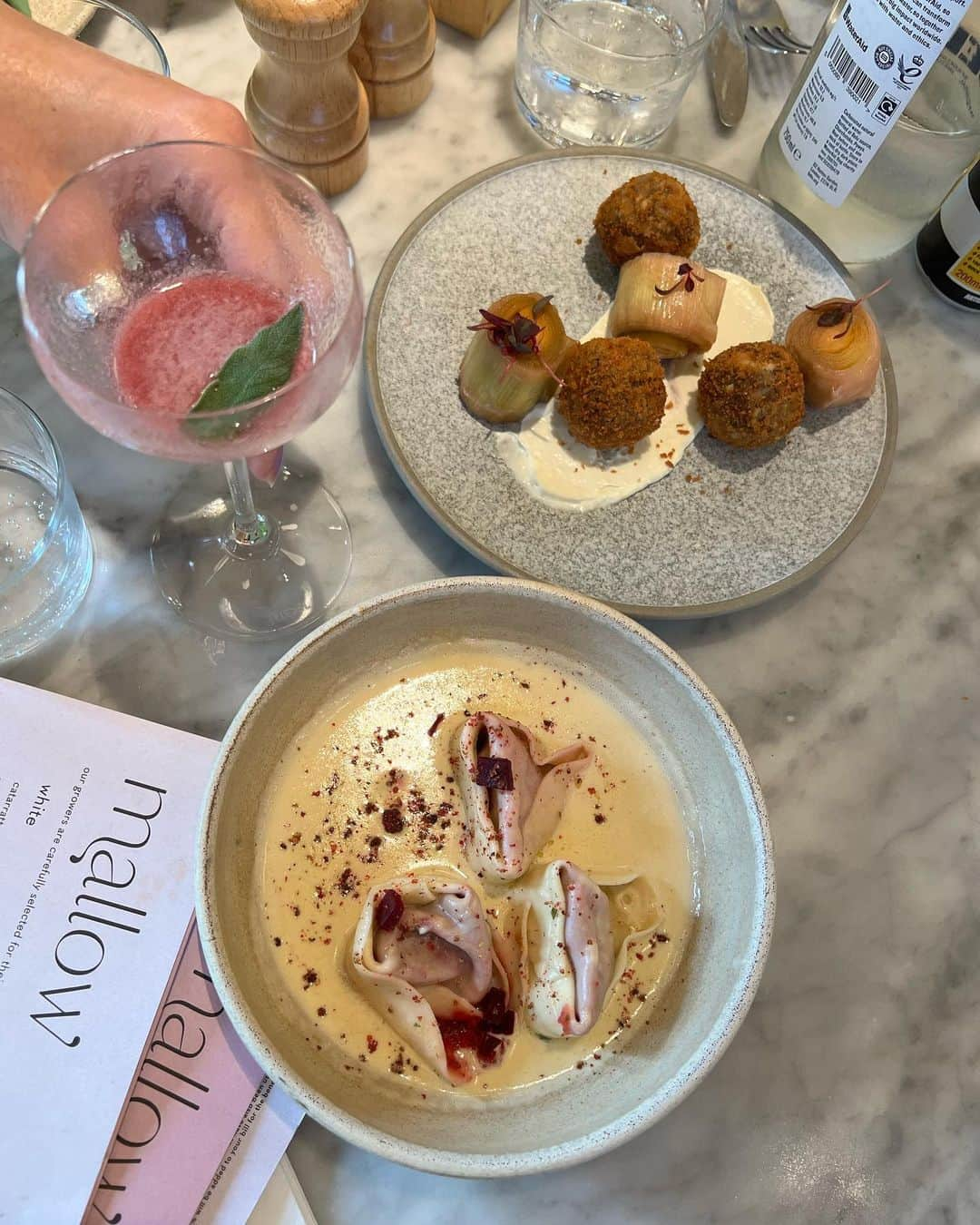 MiChiさんのインスタグラム写真 - (MiChiInstagram)「Always forget the pics after the first course (or drink🍸) but really enjoyed lunch at @mallowlondon the other day.    Plant based restaurant right off borough market, beautiful setting, strong flavors.  Casual lunch or special occasion, can work for either situation! I’d def go back again☺️  写真はいつも途中から撮り忘れる…😅 けど、こちらは先日行ったプラントベースレストラン、マロー。  いつも言うけどヴィーガンライフスタイルに無理がなく、外食を楽しめるのはこっちに居る特典。 お酒も色々揃ってるし雰囲気が良いから友達とカジュアルランチから、特別なディナーまで色々使えそう💜  インディーが最近ハイチェアに座れるようになったから楽☺️🙏  #londonvegan#veganlondon#plantbased#ヴィーガンロンドン#londonfood#london#ヴィーガン#プラントベース#ロンドン」1月3日 3時51分 - michimadness