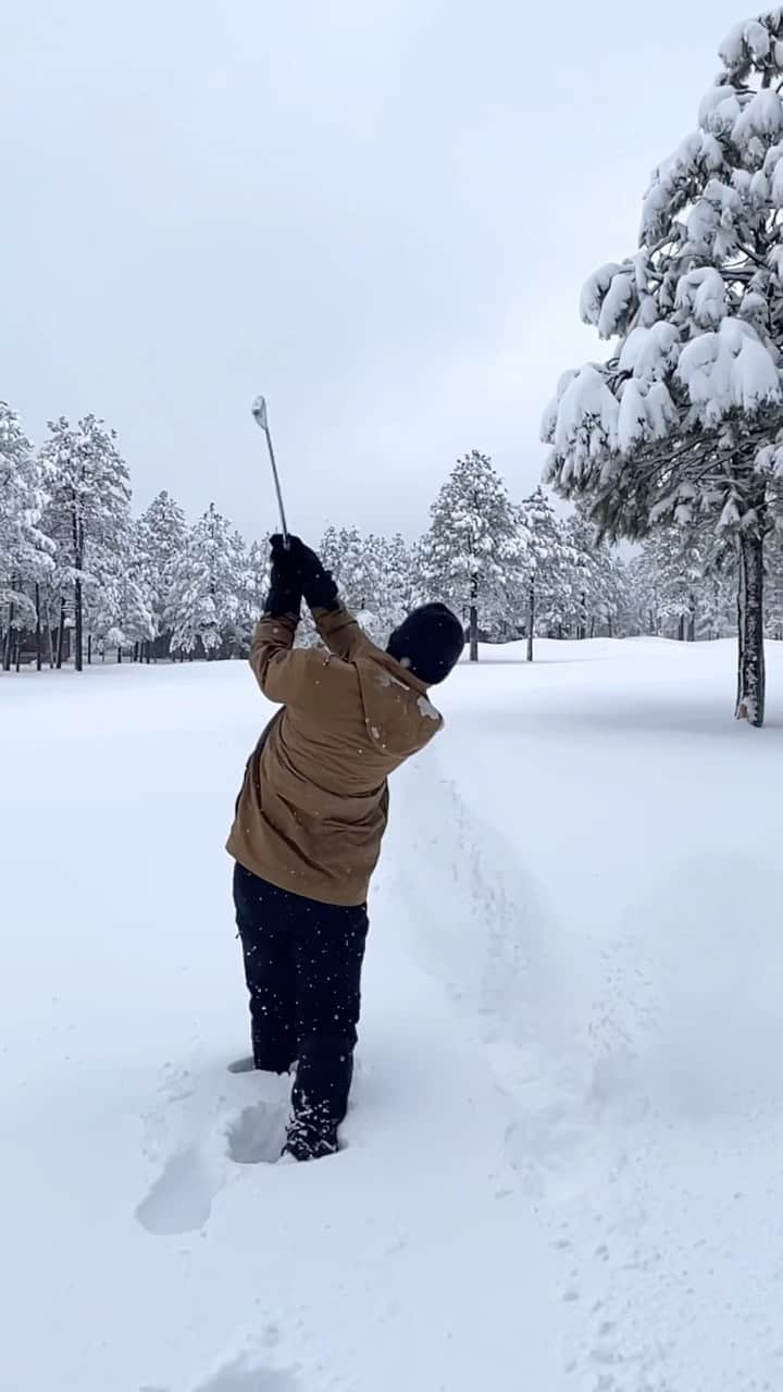 ポール・ケーシーのインスタグラム：「First round of 2023. Might need help finding my ball. #2023 #HNY #haveagreatyear #snowgolf #winterinaz」