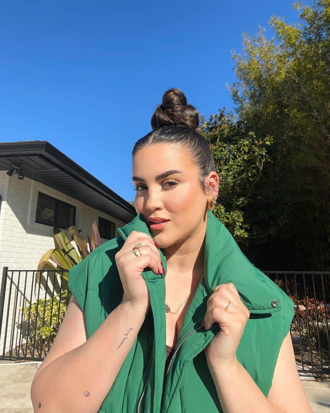 N I C O L E.のインスタグラム：「PSA: We are now slicking our buns back with @ogx_beauty Argan Oil. Snatched & hydrated all 2023. #OGXLove #ad」