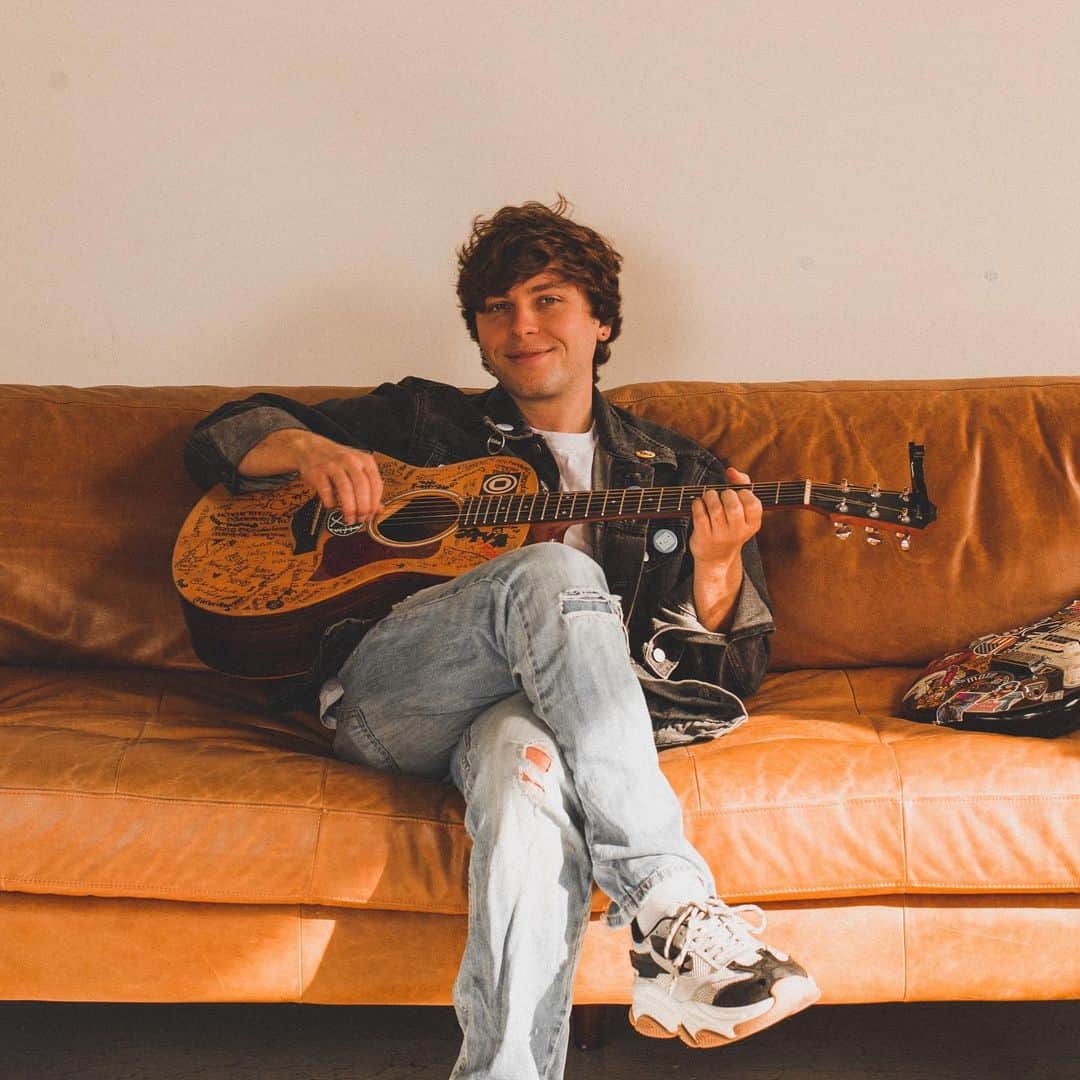 キートン・ストロンバーグのインスタグラム：「EMBLEM3 is dropping a new album! Songs From The Couch, Vol. 2 is coming out Feb 8th! You can pre-save it now」