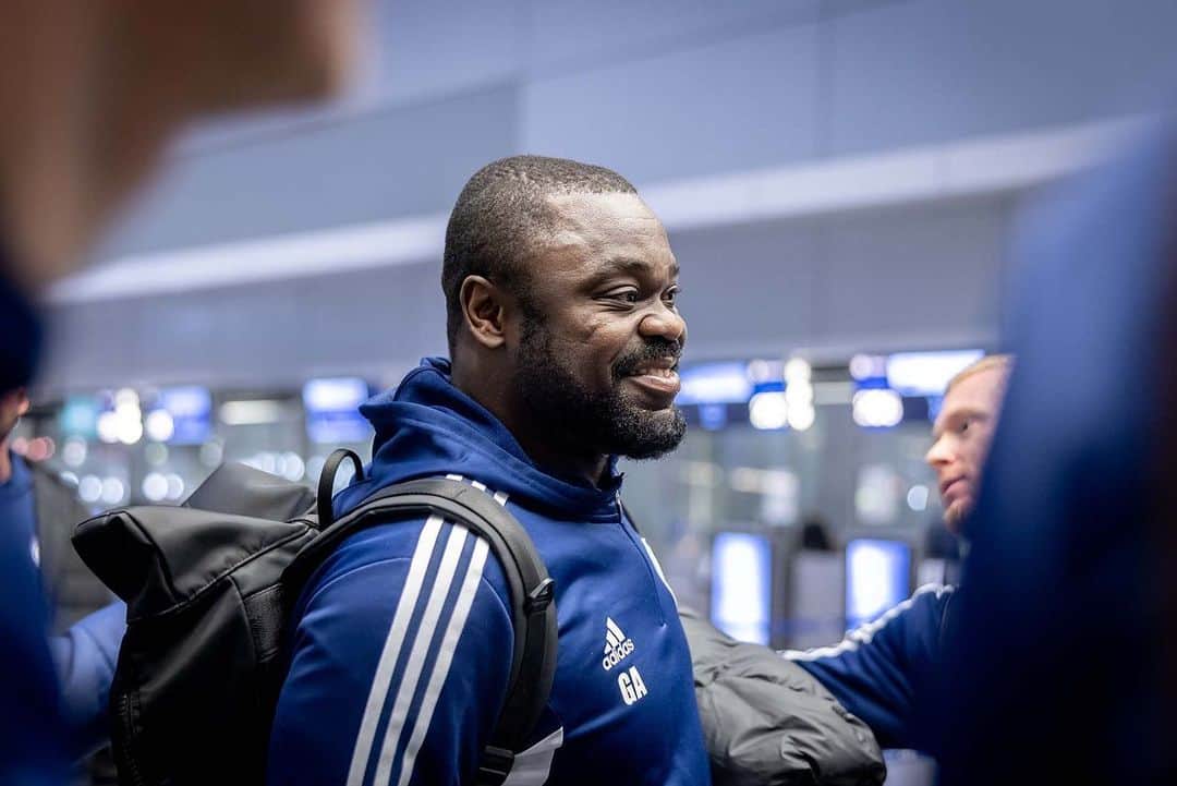ゲーラルド・アサモアのインスタグラム：「Trainingslager. Jetzt ALLES geben für unser Ziel! 💪🏿💙🤍  #S04 @s04」