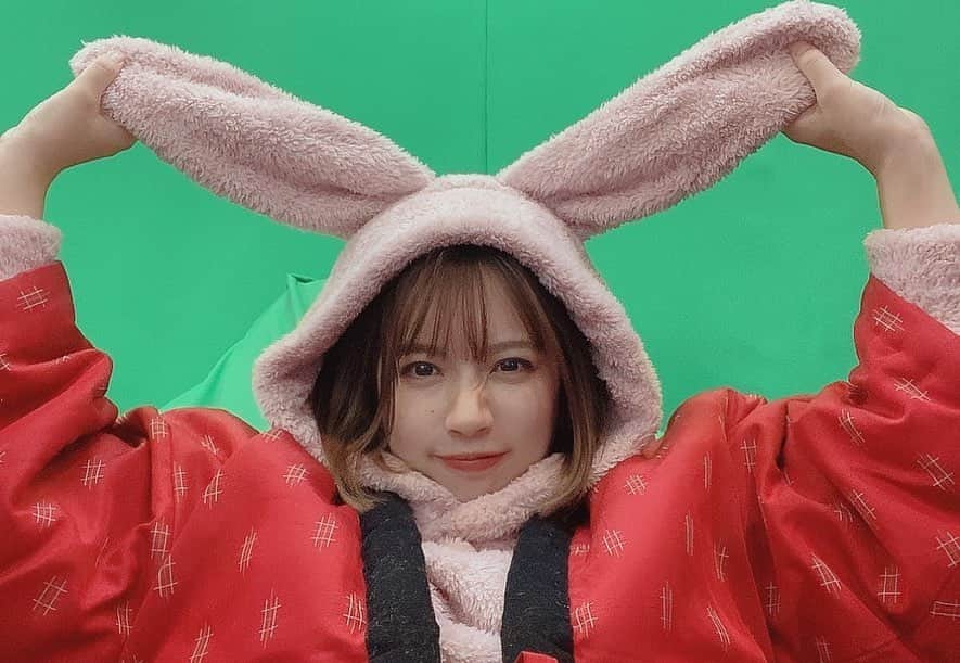三田寺理紗のインスタグラム：「あけましておめでとうございます🐰🥕  今年もインスタはマイペースに隠れ家更新していきます。笑笑  個人的には、時間をうまいこと使えるようにしたいのと、なるべく前もって先のこと考えるようにしようってこと。あとは、やりたいことたくさんできるように行動する！！！  こんな感じに目標を掲げた〜  環境も変わって新たなる1年！わくわく🙆‍♀️🌸🌸  今年もよろしくお願いします！！！！  ﾎﾞﾃﾞｨﾒｲｸもｼﾀｲﾈｰww」