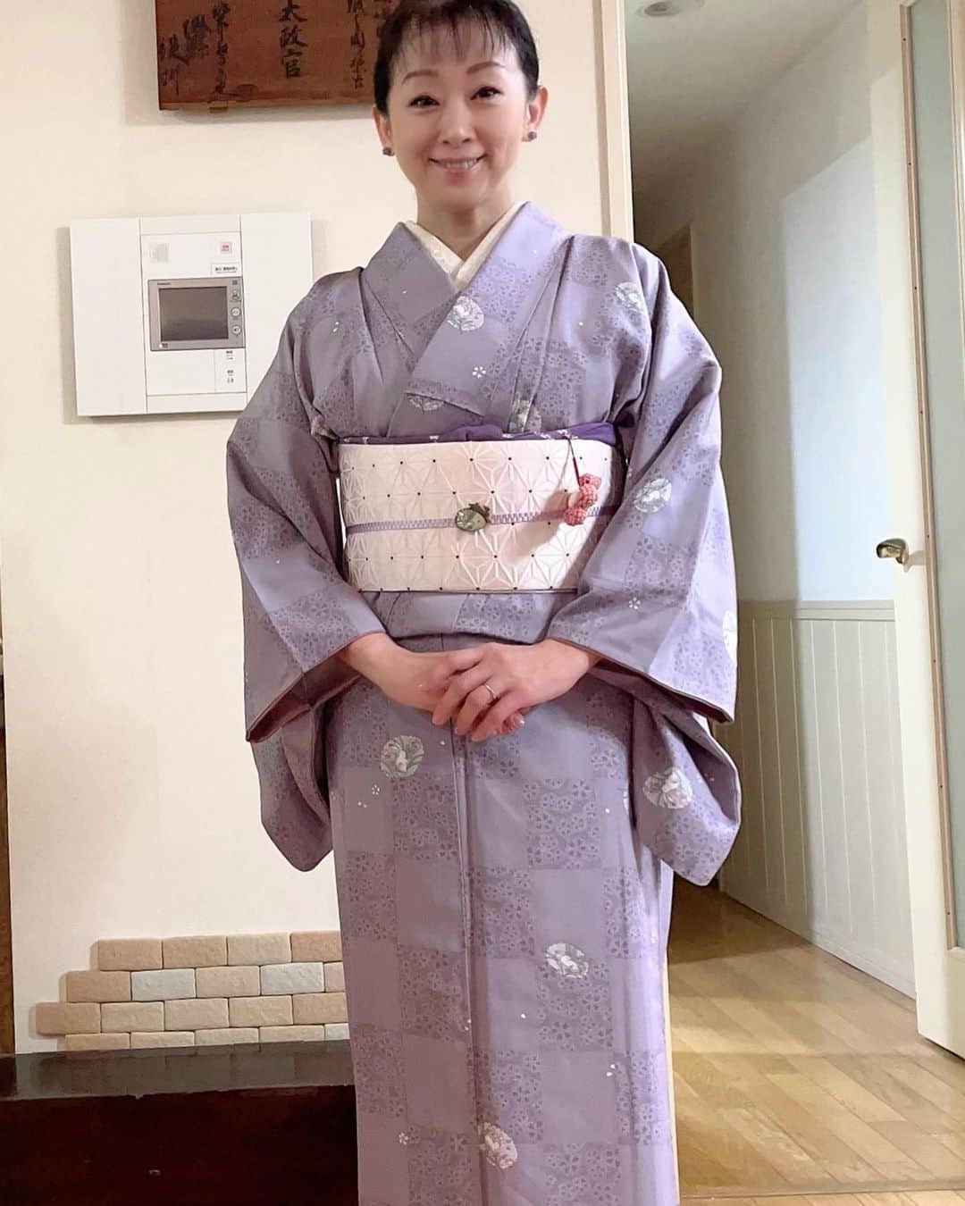 南かおりのインスタグラム：「お正月三が日🎌は着物着ちゃうよね👘ってことで、今日はカジュアルに！ これさー！ウサギ柄なんだよー！可愛い🐇　あと、帯留もさー　ウサギなんだよー🐰 いつ買ったか覚えてないけど（笑）メルカリで手作り作家さんから買った気がする😆  今朝もまだまったりな　#ハピプラ　ぜひきいてくだされ！」