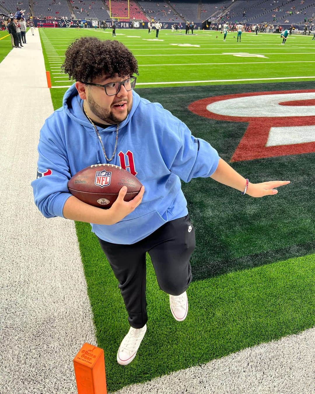 リコ・ロドリゲスのインスタグラム：「Spin move. Juke. TD. Strike a pose 😎 • I had a little extra fun on the field 😛 Thank you @houstontexans for a great time! 🤘🏽🔥 #HTown #WeAreTexans」