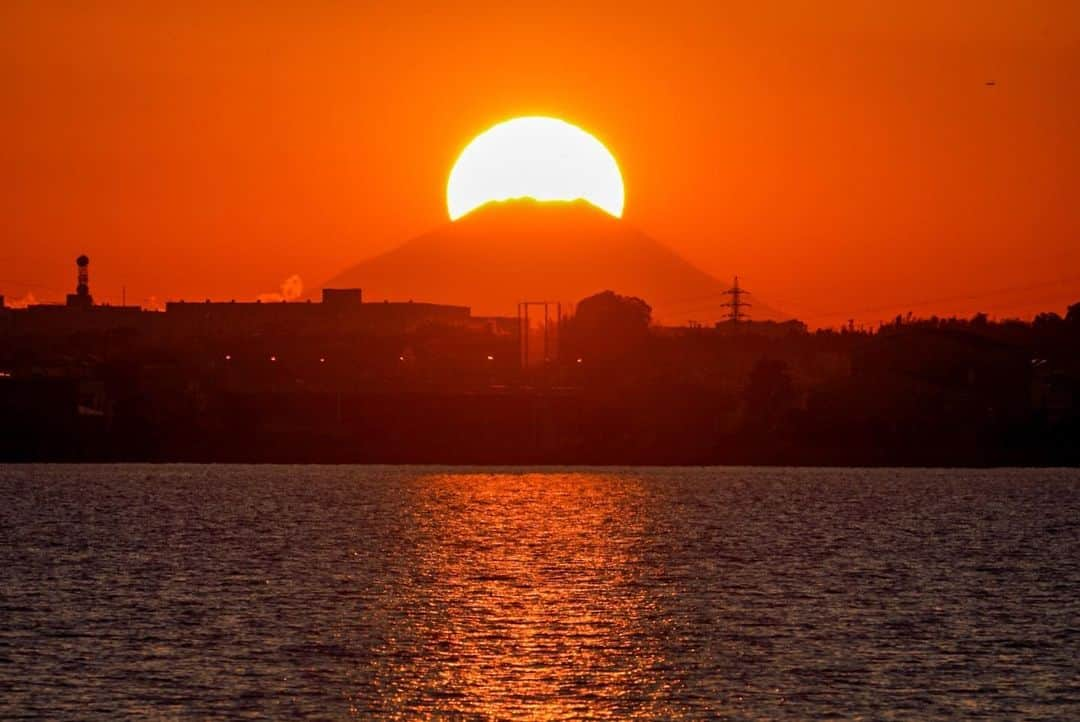 Atsushi Aizawaのインスタグラム：「1/1 霞ヶ浦 明けましておめでとうございます。元旦から良い景色に出会えました。  #富士山 #夕陽 #霞ヶ浦 #夕焼けハンター  Ibaraki, Japan  #japanfocus #jp_gallery #instagramjapan #ig_japan #wu_japan #wu_asia #worldunion #theworldshotz #igersjp #team_jp_ #team_jp_東 #team_jp_skyart  #mtfuji #Japan #natureaddict Mt. Fuji  Ibaraki, Japan #Lovers_Nippon #東京カメラ部 #japan_night_view #phos_japan #写真好きな人と繋がりたい #bestjapanpics #photo_shorttrip #sonyworldclub」