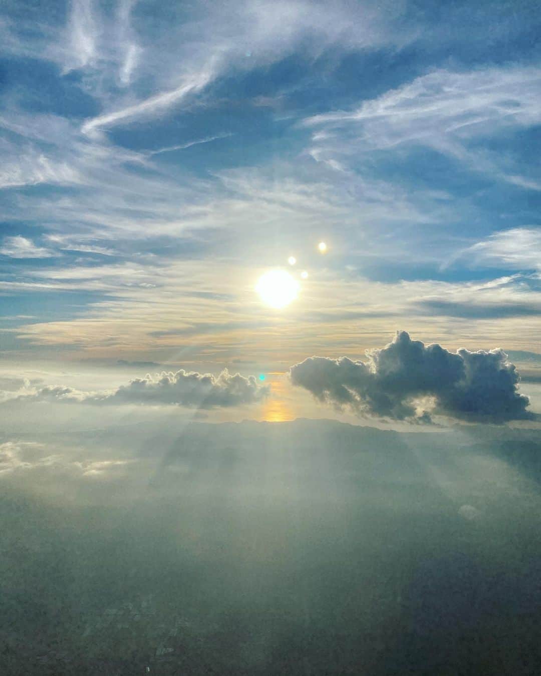 ブレンダのインスタグラム：「2022 was an auspicious year full of new opportunities,  travel, and reconnecting with people (and places) that I hadn’t seen in years. So many precious  moments spent with family and friends, near and far.    It was also a year of heartbreak and loss. There was a huge shift in the lives of my family brought on by the passing of my mother. It’s said that profound grief can change a person’s psychology and personality forever. That’s been true for me. My world feels different, not worse or better but forever changed. It’s hard to explain in a few words but from that grief and pain came growth and wisdom. I’ve learned to love more deeply, to be more vocal in expressing love and gratitude, to be more forgiving (to others and myself), and... to slow down. Life always felt too short to waste a single moment doing “nothing”. But in solitude I found peace. From meditation, I found strength and new purpose.  Life can also be very long and we need to take care of our minds and bodies, each other and our home 🌍.  I’m so eternally grateful for all the wonderful people in my life. You are my ikigai.   For 2023, I just want to keep on moving (which can be achieved even in stillness☺️🙏🏻). Wishing everyone the best for the new year (even if it’s just to keep moving, to keep going)  🎊🥳❤️」
