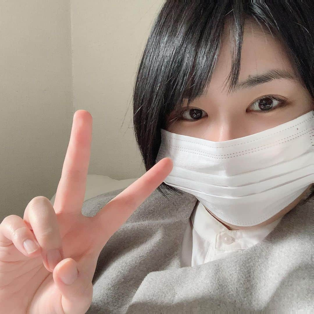 坂田麻衣のインスタグラム：「あけましておめでとうございます🎍  戻ってきました。 ご心配おかけしてごめんなさい。  暖かく見守って下さる方、 いつもありがとうございます。 ちゃんと生きてますよ。  Twitter(http://twitter.com/sktm0414 ) とFacebookも始めました。  ゆっくり呟いていきます。 また皆さんに会えたら嬉しいです。 ちょっとずつ仲良くしてください。 どうぞ宜しくお願い致します。  坂田麻衣」