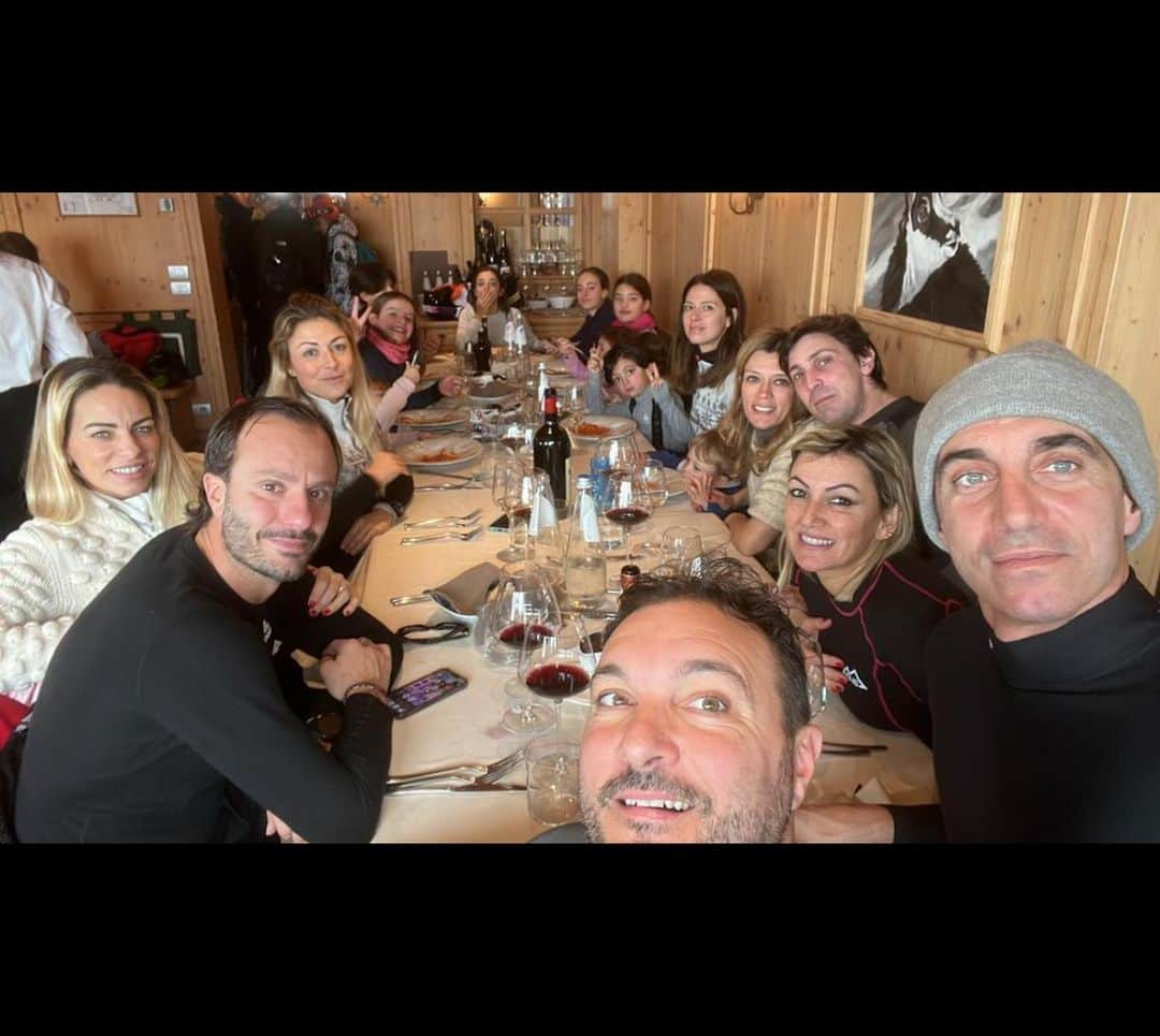 ダリオ・ダイネッリさんのインスタグラム写真 - (ダリオ・ダイネッリInstagram)「🍾🎊🍾⛷️⛷️⛷️#vacanze#famiglia#amici22 #madonnadicampiglio」1月3日 9時41分 - dainored