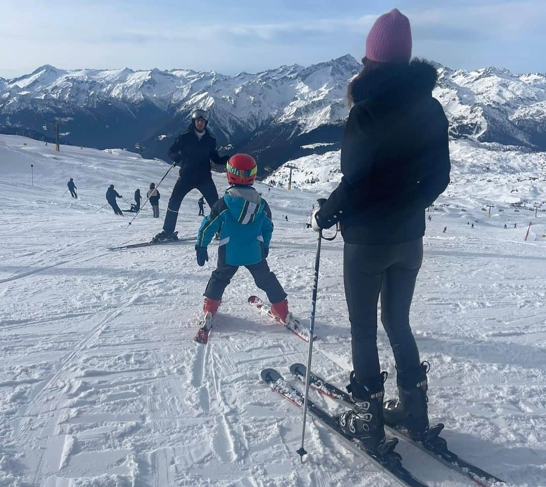 ダリオ・ダイネッリさんのインスタグラム写真 - (ダリオ・ダイネッリInstagram)「🍾🎊🍾⛷️⛷️⛷️#vacanze#famiglia#amici22 #madonnadicampiglio」1月3日 9時41分 - dainored