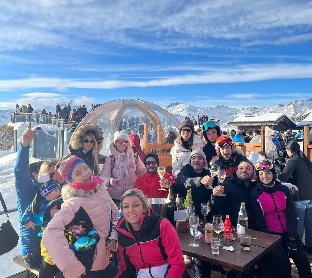 ダリオ・ダイネッリさんのインスタグラム写真 - (ダリオ・ダイネッリInstagram)「🍾🎊🍾⛷️⛷️⛷️#vacanze#famiglia#amici22 #madonnadicampiglio」1月3日 9時41分 - dainored