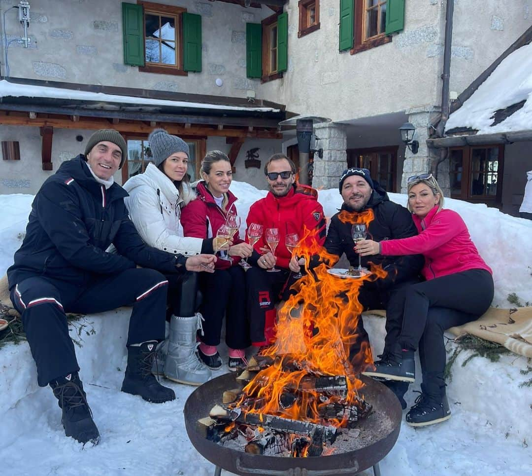 ダリオ・ダイネッリさんのインスタグラム写真 - (ダリオ・ダイネッリInstagram)「🍾🎊🍾⛷️⛷️⛷️#vacanze#famiglia#amici22 #madonnadicampiglio」1月3日 9時41分 - dainored