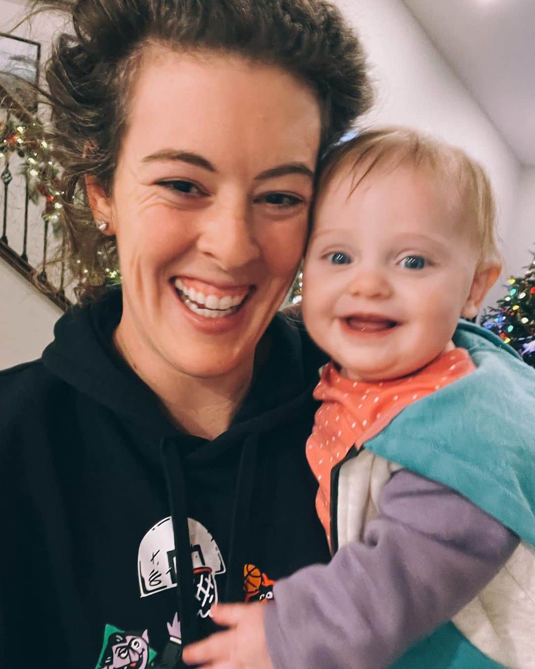 アリソン・シュミットのインスタグラム：「2️⃣0️⃣2️⃣2️⃣ aunt yearbook 🤟  Baby snuggles, adventures, laughs, LOVE & Georgia Bulldog cheers ☺️🥰🤟✨🤍」