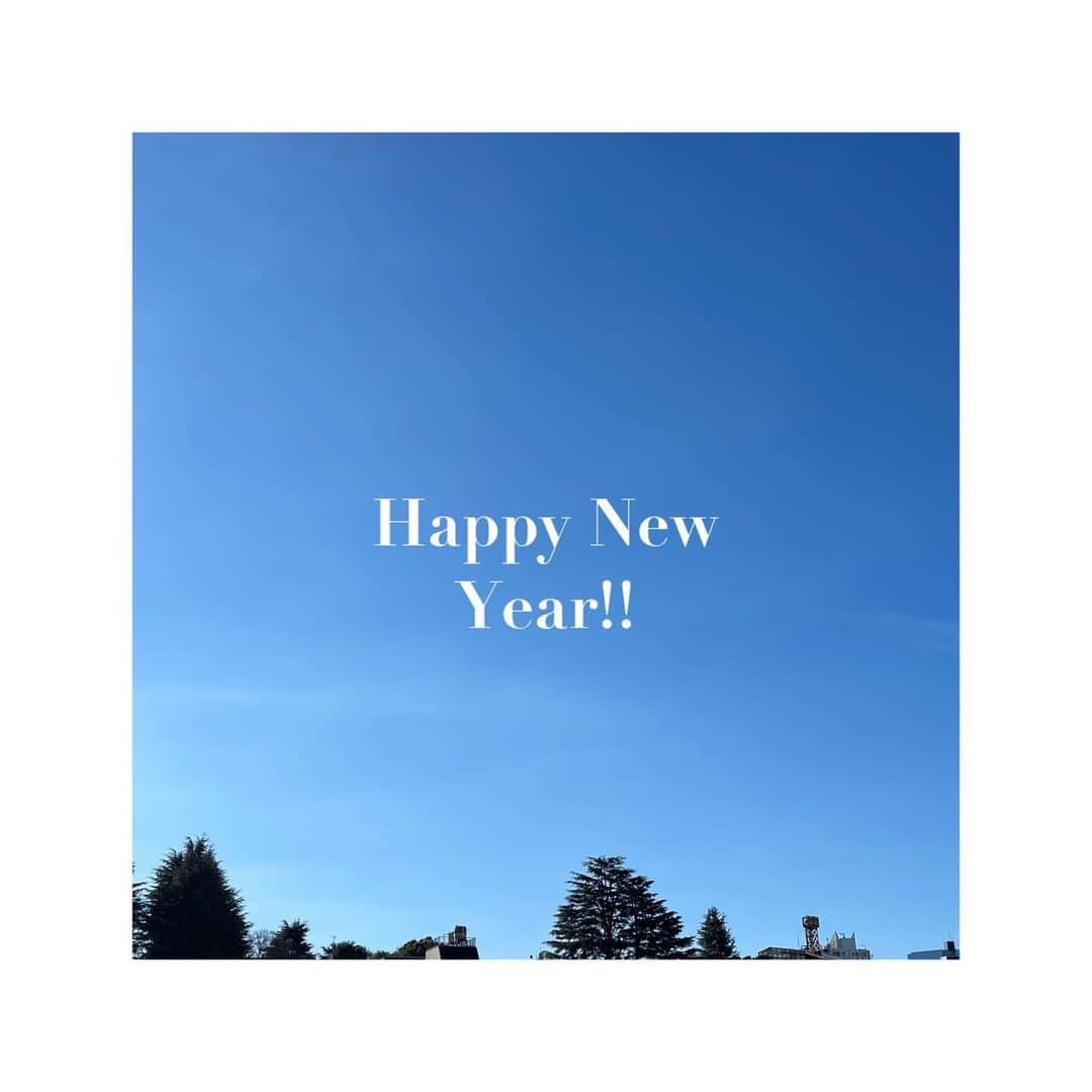 安藤成子のインスタグラム：「🎍あけましておめでとうございます🎍  今年は卯年✨年女です🐇  今年は【安】な一年にしたいと思ってます。  安定、安心、安全、安泰、安眠、安堵w  そんな落ち着いた一年に、、、、  って性格的に無理か🤣 相変わらず年末、年越し、新年とバタバタしたお騒せな私で落ち着く事を知りませんが  今年はそんな事を心がけつつ厄年、八方塞がりなので無理をしないで安定した一年にしたいです‼️  そしていろんな基盤を作って次へ繋いで行きます✨  落ち着くと言ってもガンガン攻めの姿勢は変えません✨  【手延べそうめん】【和菓子】この２つをもっとたくさんの方に食べてもらい、その魅力を世界に発信していけるようこれからも尽力致します✨  6〜16歳【学生、人間基礎学び時代】  16〜26歳【芸能、人生社会学び時代】  26〜36歳【経営、経営者学び時代】  とこの10年周期でいろんな環境が変わって来ました🙌🏻 今年もたくさん学んで、新しい10年へどんな10年になるのか今からワクワクです❤️  とにかく今年も皆様よろしくお願いします😆❣️  毎年恒例になりつつある箱根駅伝見に行って気愛を選手の皆さん、沿道の皆さん、チームの皆さんからいただいて今日も仕事へ行って来ます🫡」