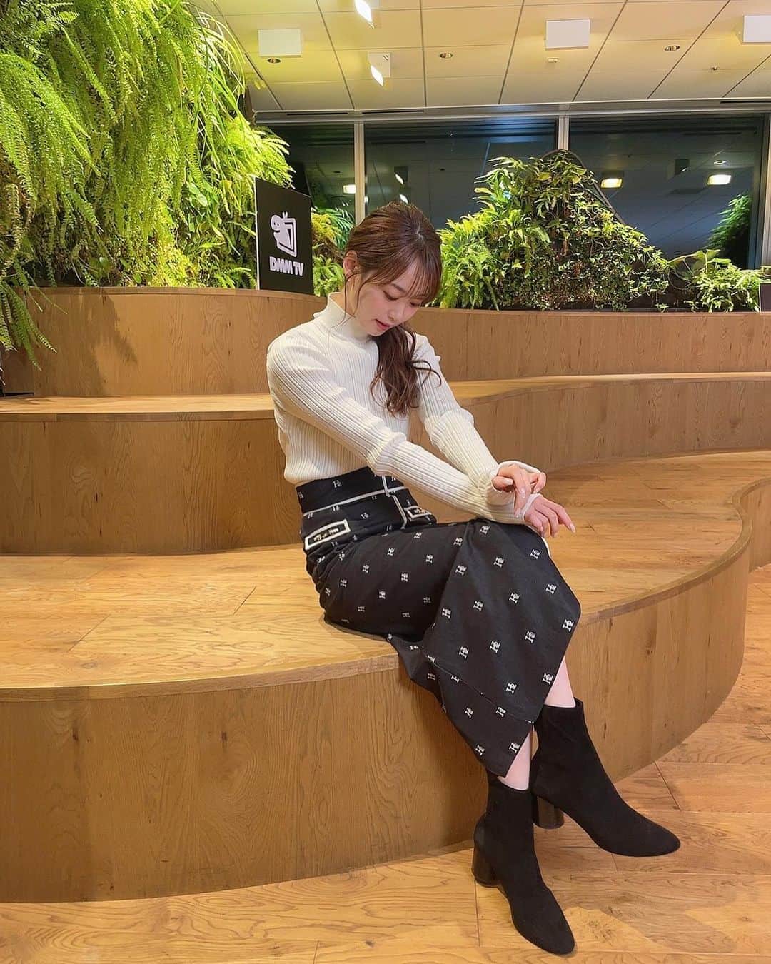 芹澤優のインスタグラム：「・  🤍  私服 トップス　@lecielbleu_official  スカート　@hdxuly  ブーツ　@zara  アルス生配信の時のわたし！  １月６日から放送開始です。 1話見た人は最後まで見てほしい、 まだ1話見てない人はぜひ地上波放送見てほしい！！そして最後まで見てほしい！！  猫かぶりのミャアをよろしくお願いします🐈  #アルスの巨獣 #もうすぐ放送開始」