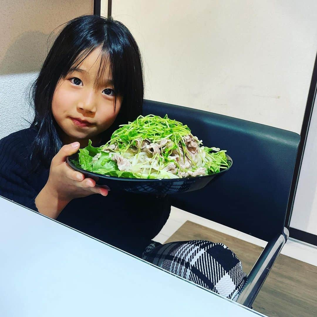 くーちゃんのインスタグラム：「あけましておめでとうございます🎍 くーちゃんがそだてた豆苗をたべました✨」