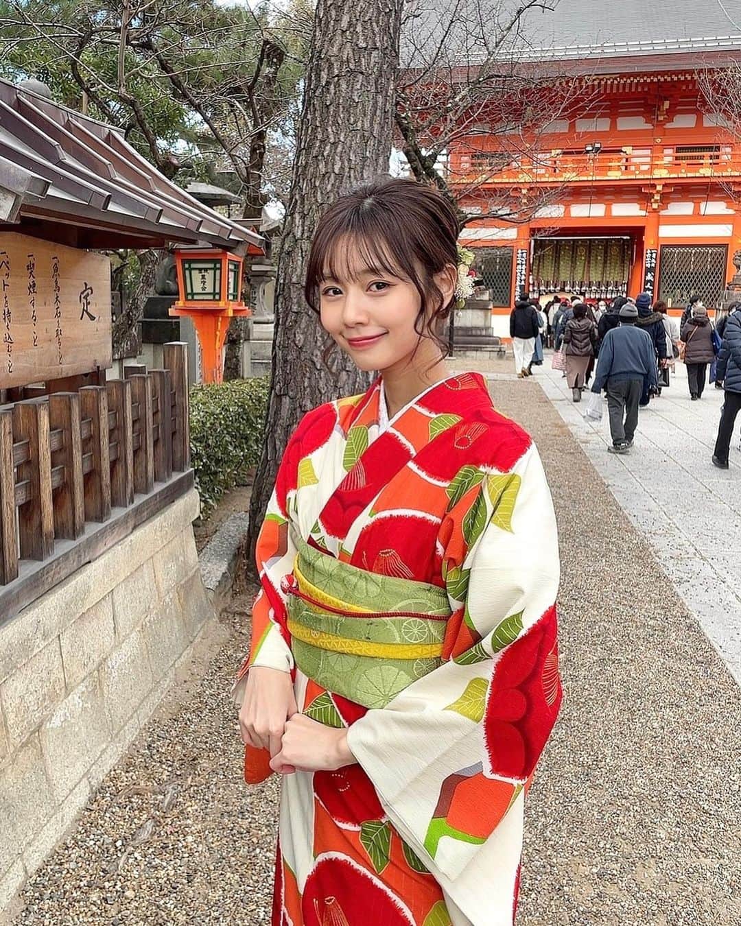 杉浦みずきのインスタグラム：「. 家族で八坂神社へ⛩  可愛いお花の柄の着物着ました☺️」