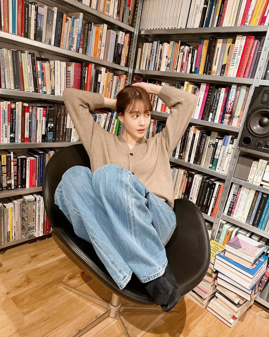 のインスタグラム：「あけましておめでとうございます🐇  昨年は大変お世話になりました♡ 今年もよろしくお願いいたします☺️  元旦は年末に買ったお気に入りのデニムを履きました!新しい服を元旦に着ると決めてたのです。  5日からお仕事🤍 それまでもうちょっとゆっくりします😌  みなさんもどうか体調には気をつけて♡ 楽しい1年にしましょう🐇  今月からドラマが2本放送になります! どちらもよろしくお願いします🤲  #ワタシってサバサバしてるから  #今夜すきやきだよ」
