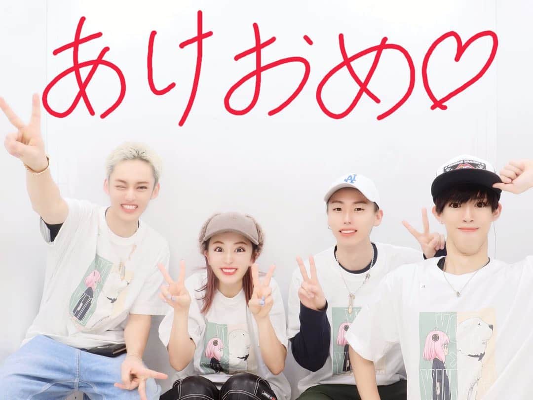 テオくんのインスタグラム：「2023年初めての休みは平成コムピースけーすけと原宿でお揃いのアーニャT着てプリ撮った🎍」