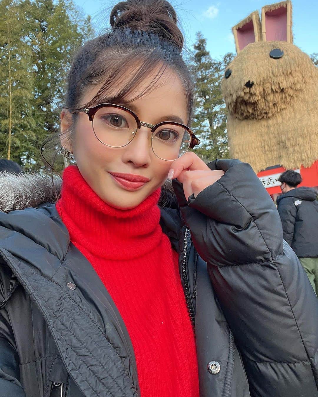 宇都宮茜のインスタグラム：「つーしょっと 撮れたっぽい 🐇  皆様お正月はいかがお過ごしでしょうか🎍  わたくしは今日からパーソナルにいけてとても嬉しく 思っております(できれば全然したくない)  三が日なのに感謝🙏🏻🎍⛩  .  .  How is your new year? 🎍Let's eat a lot and stay healthy this year too❤️✌️I'm happy to start training today🏋🏼‍♀️  你的新年过得怎么样？🤔今年也要多吃点，保持健康🐰✨很高兴今天开始训练🤸🏽‍♂️  설날은 어때? 🫡많이 먹고 올해도 건강하게 지내자 🫶🏼😽오늘부터 트레이닝에 갈 수 있어 행복합니다 🤟🏾  .  .  .  .  .  .  .  .  .  .  .  .  .  .  .  .  .  .  .  .  .  .  .  .  .  .  .  .  .  .  .  .  #卯年#安志加茂神社#初詣#卯年#2023年#お正月#新年#海#ビキニ#インスタグラビア#水着ギャル#水着女子#コンパニオン#イベントコンパニオン#キャンギャル#全身コーデ#モンクレール#モンクレールダウン#もふもふ#ビキニ女子#オートサロン#カスタムカー#展示会#水着#海好き女子#japanesegirl#泳装#수영복#Swimsuitgirls#hatsumode」