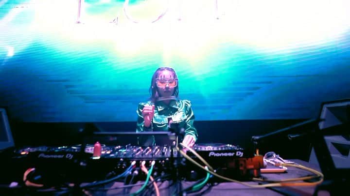 DJLUVのインスタグラム：「dancing with 🤍」
