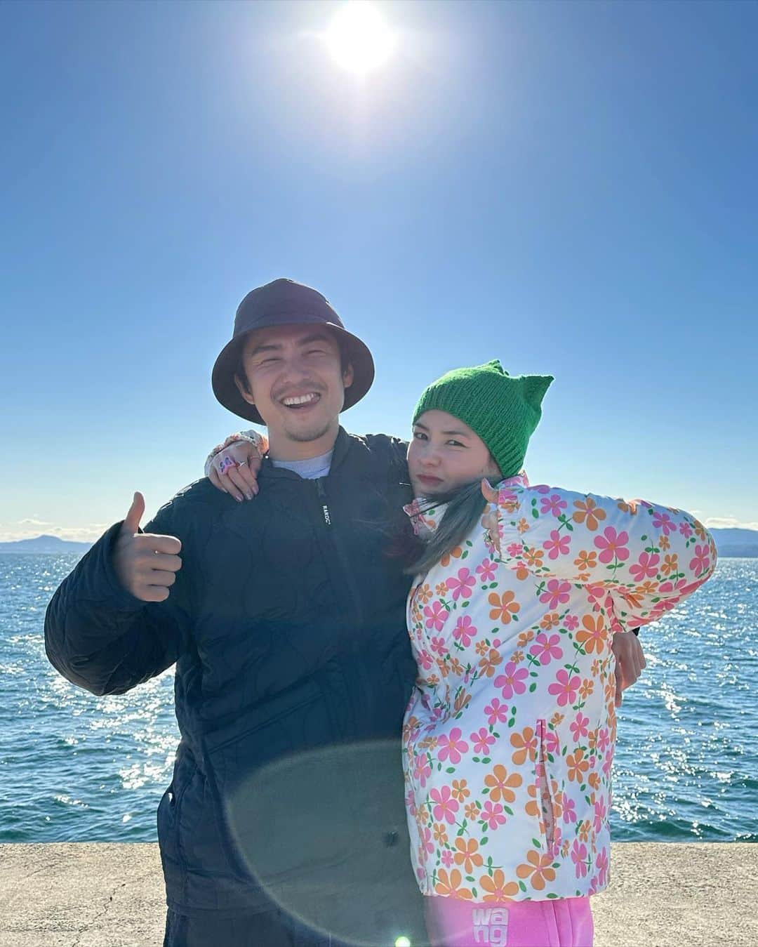 仲里依紗のインスタグラム：「あけおめ🎍 🐇♥️2023🫶🏻❣️  珍しくツーショット撮ったから載せるねw❤️‍🔥👫🏻 トカゲカメラ🦎📸❣️ 写真上手になって母嬉しいよ🥹  卯年だからピョンピョンといろんな事にステップアップしたいでございまする👯‍♀️  今年もよろしくね😍  #happynewyear2023」