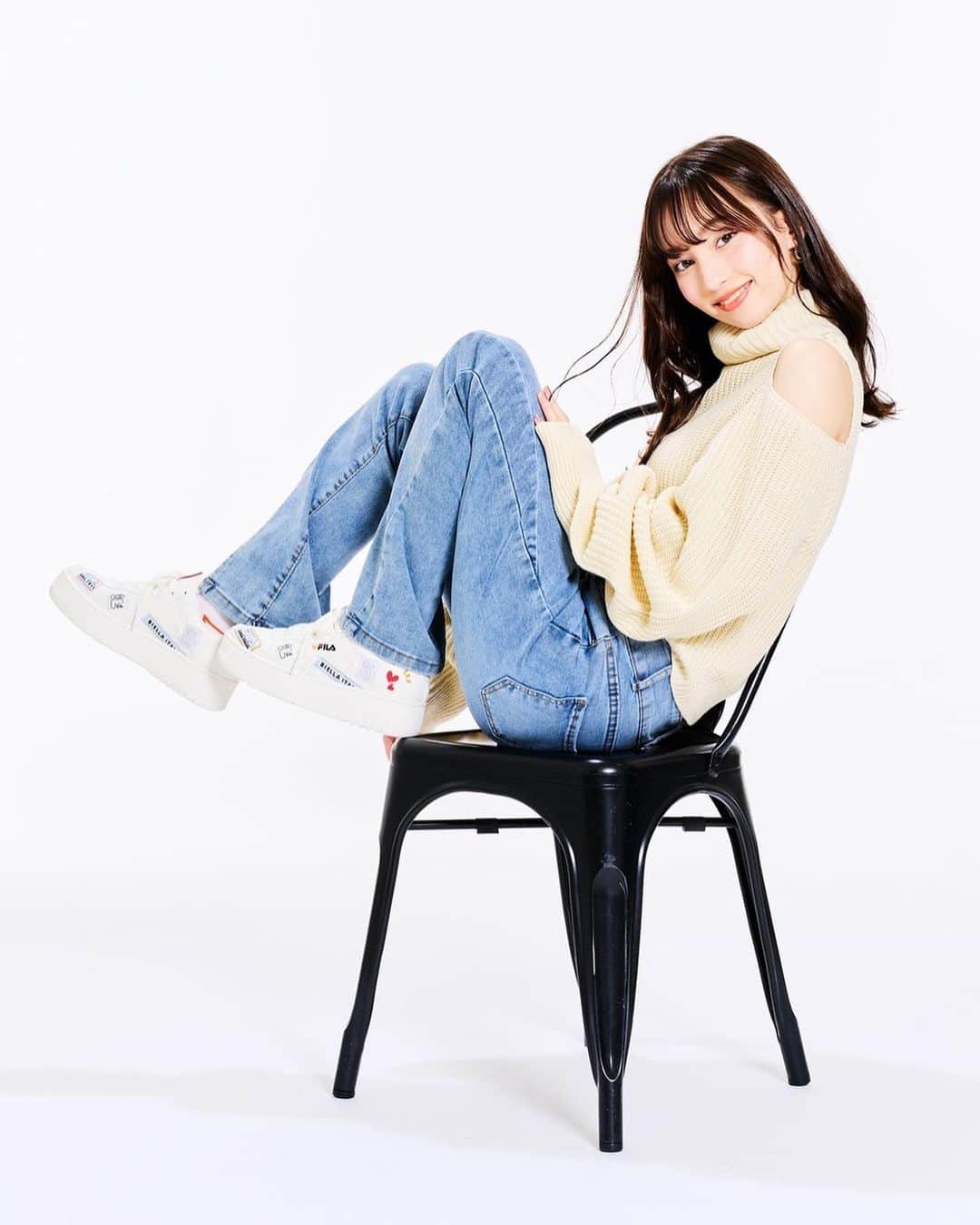 神谷侑理愛のインスタグラム：「FILAの大人気シリーズ〘 Heart pack 〙👟︎💕︎︎ ⁡ どの靴もハートがコンセプトになっててめ~ちゃ可愛い⸜❤︎⸝‬ ⁡ @vvk.k.m.kvv さんがキービジュアルを担当していて、 惚れちゃうくらいかわいく描かれてるの︎！！👏🏻 ̖́- ⁡ https://www.fila.jp/include_html/contents/feature/22aw_heartpack/ ⁡ ☝🏻ここぽちっとするとみれるよ( ´͈ ᵕ `͈ ) ⁡ みんなでおそろいしましょんっ🤦🏻‍♀️❤️‍🔥 ⁡ @fila_japan_official  ⁡ #FILA #Heartpack #sneaker #シューズ #厚底スニーカー #スニーカー #靴 #kakimaku さん #カジュアルコーデ #カジュアル」