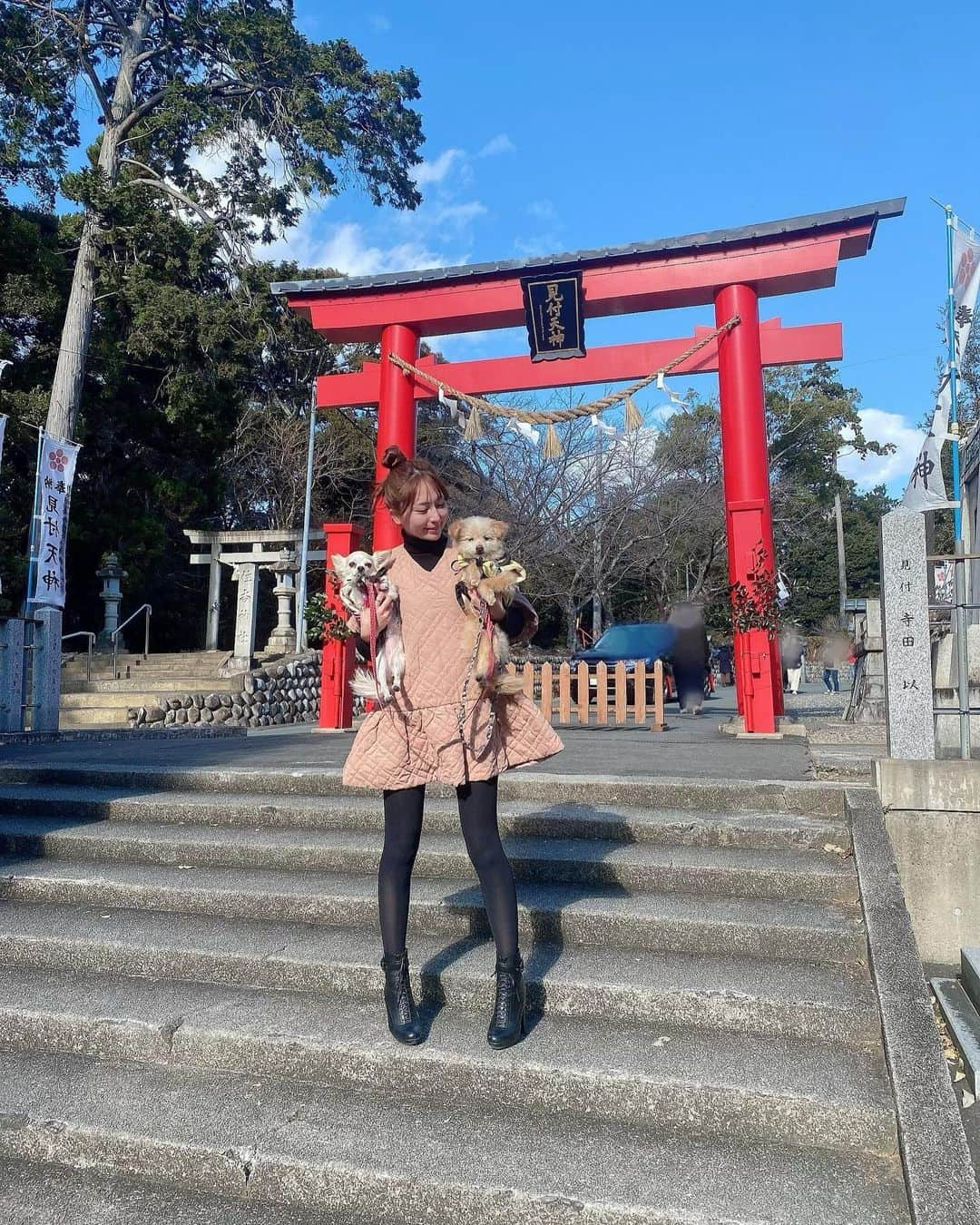 堀尾実咲のインスタグラム：「今年も初詣は家族で見附天神に行ってきました⛩🐾  わたしの大切な人たち.犬たちみんなの幸せと健康を神様にお願いしてきました😌✨  しっぺいたろうくんにもきちんとご挨拶してきたよ🐾  帰りは屋台の水あめを買って帰るのがルーティン🍭  #新年 #初詣 #見附天神 #見附天神矢奈比賣神社 #しっぺい太郎」