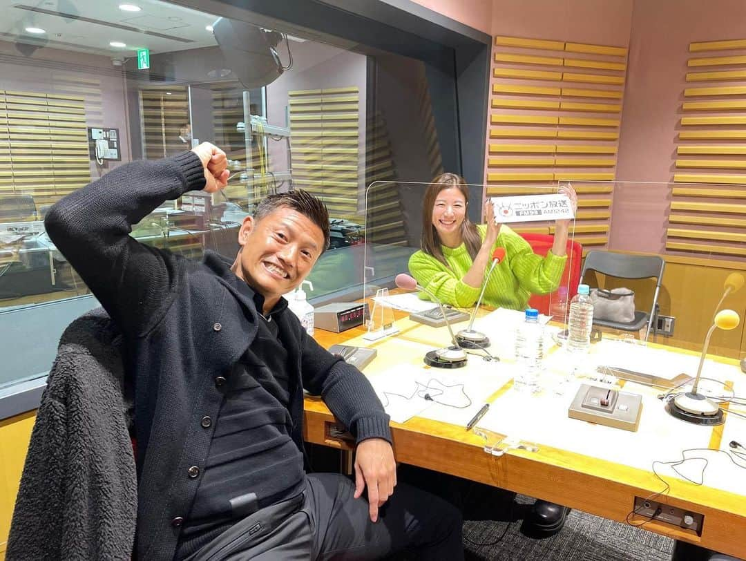 青木愛さんのインスタグラム写真 - (青木愛Instagram)「『K’2nd presents 青木愛 スポーツ to you』📻 ⁡ 新春スペシャルということで、今回は90分に拡大してお送りします🌅🎍♡ ⁡ ゲストは、元サッカー日本代表の播戸竜二さんと、元プロ野球選手の里崎智也さんです⚽️⚾️ ⁡ おふたりともキャラが濃すぎて。。😂😂 パーソナリティ乗っ取られるところでした。 あぶないあぶない笑笑 ⁡ とりあえず収録がおもしろすぎたよ😂💕 ⁡ とっても賑やかでお正月にぴったりな回になってますので、是非皆さん聴いてくださいね🫶🏻 ⁡ ニッポン放送でこのあと13時からです！ 告知ギリギリになってごめんなさい🙏🏻 ⁡ ※3枚目、ガチャピンとムックではありません🟢🔴笑」1月3日 12時37分 - aiaoki_official