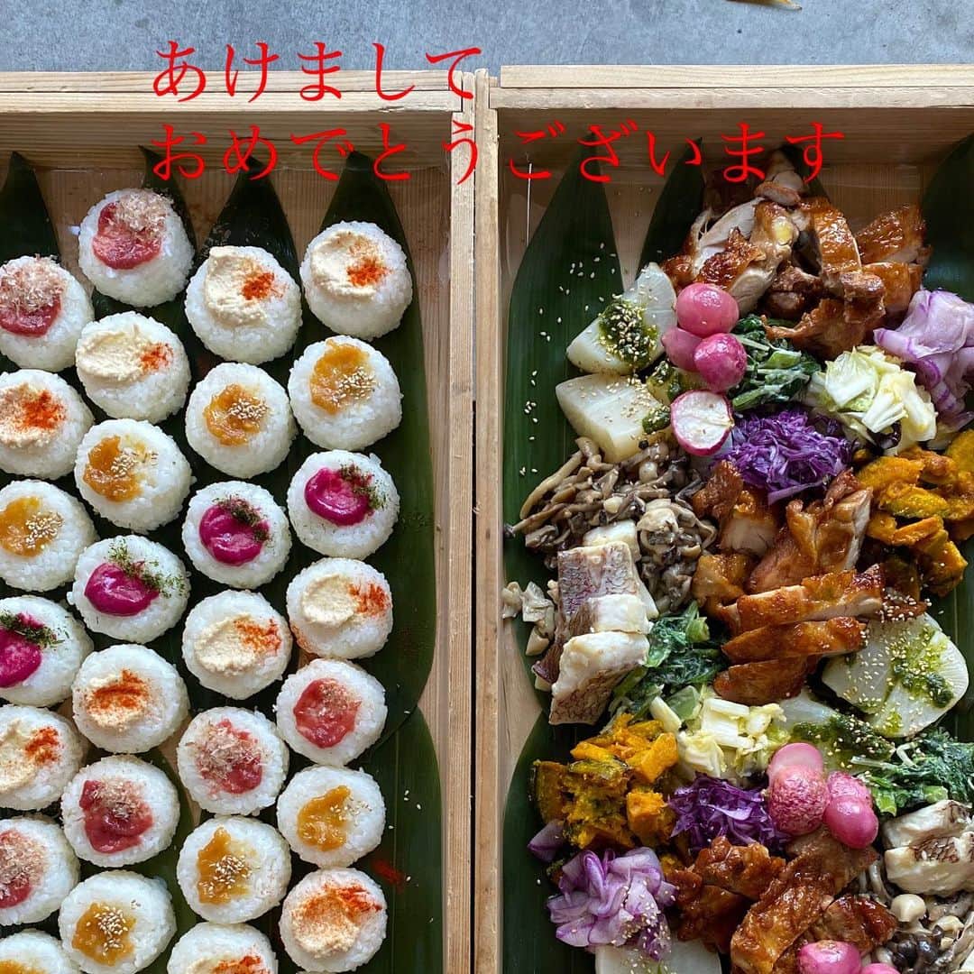 MOMOEのインスタグラム：「あけましておめでとうございます 今年も皆様に 心も体も美味しい食事をお届けできるよう 精進して参りますので 何卒宜しくお願いいたします  素晴らしい一年になりますように  1/9までお休みをいただいております メールの返信が遅くなりますが ご了承くださいませ  #bento #catering #momoe #momoegohan」