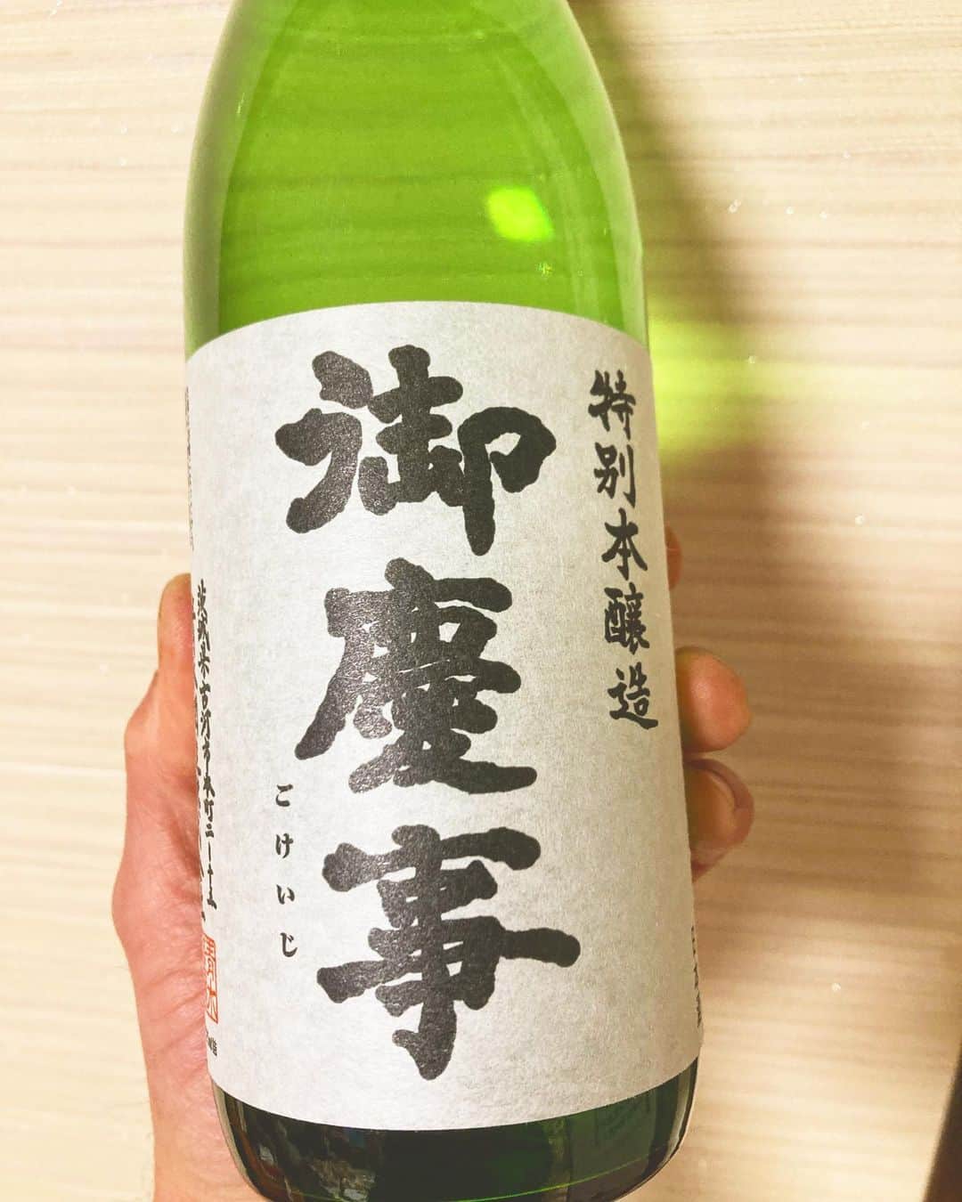 鵜飼孝治のインスタグラム：「改めまして、あけましておめでとうございます。今年もよろしくお願いします！年越しは飲みまくり食べまくりでした。写真はこれまた茨城の銘酒。酒米は日本晴、というやつで、初めて出会いました。しっかりした旨味でキレイに抜けていってとても美味しいかったです！」