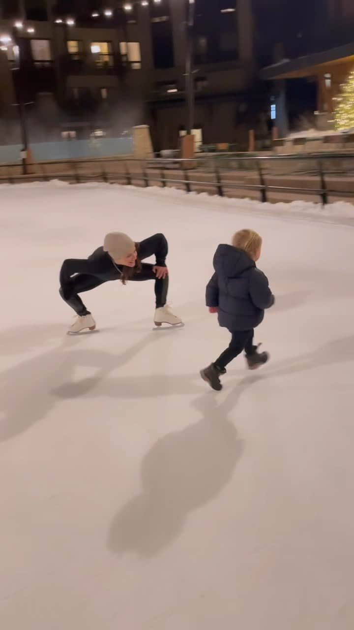 サーシャ・コーエンのインスタグラム：「First time skating in 5 years - if you can call chasing your kids on skates “skating.” Oh, how I miss it. The more time that has gone by since I competed, the more I realize how much ice skating is an intrinsic part of me at the most fundamental level. Every movement paired to each sound - subconsciously, naturally, and joyfully. It’s time to make this a regular thing. 🙏🏻♥️⛸️」