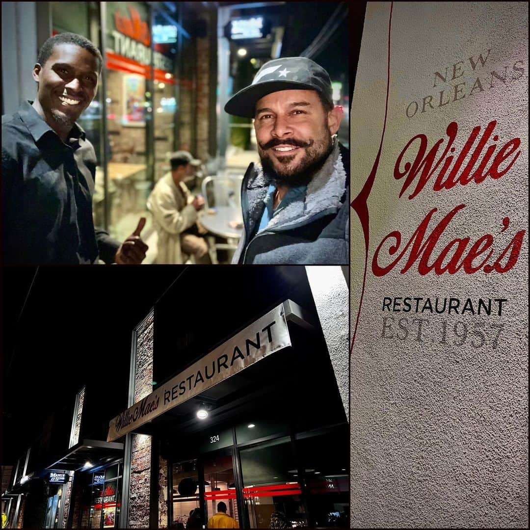 ジョン・ウエルタスのインスタグラム：「I can honestly say that @williemaesnola fried chicken is some of the best I’ve had but on top of that they are in the business of hiring young men like @iamkimanibradley  who has proven that we can all start 2023 with good intentions and good hearts!  One of our unhoused neighbors wandered in from a chilly wet night while I was waiting and Kimani immediately ran to his car and grabbed his own @puma slides and gave them to this man so he didn’t have to walk barefoot on the wet ground anymore.  I was humbled and blown away by his generosity.」