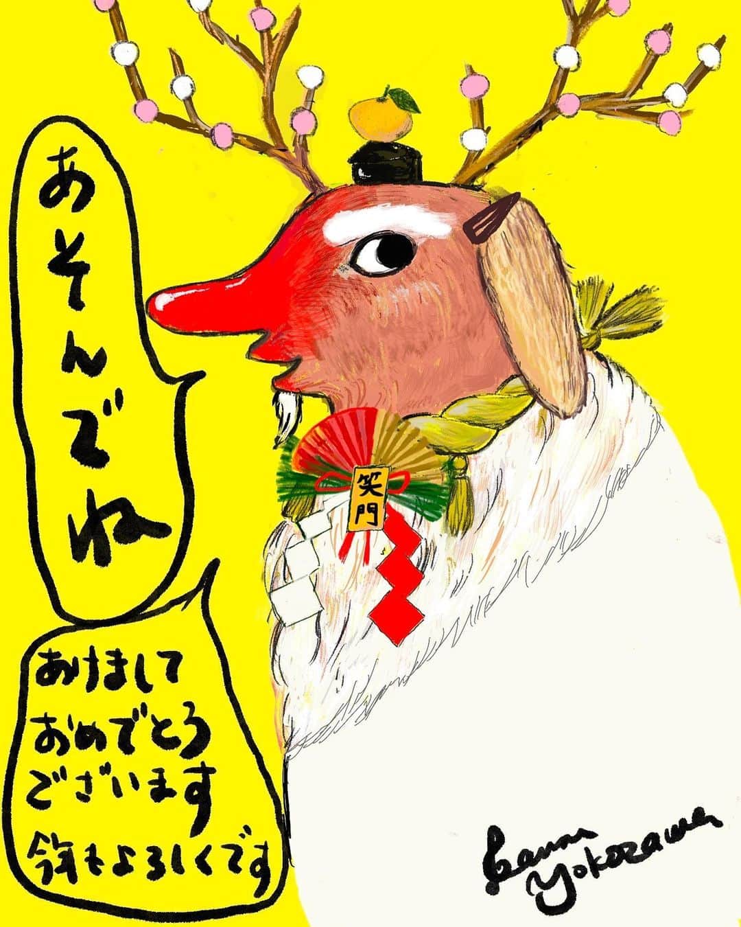 横沢ローラのインスタグラム：「皆様、遅ればせながら新年あけましておめでとうございます！  2022はいろーんな、久しぶりで特別なライブをしてみなさんと再会できた年でした。集大成として年末にみんなで企画した「赤鼻祭」と言うお祭りでてんやわんやの楽しき躍動、多動、翻弄されたのちの多幸感、 しかし同時期、父が脳出血で倒れる。  混乱とぐるぐる。  父が入院する病院に、本当に毎日欠かさず通う母から「格言」みたいなのが送られてくるんだけど、 「ゆとりを持ちましょう」「いい人になりすぎるとゆとりを失う」みたいなことばかり。 父のことを言ってるんだろうけど、 父と私はとっても似ているんだなと思うんです。  あの人と、こんなイベントをしたり、一緒に企画したらどんなに楽しいんだろうって想像してワクワクして、でも迷惑もかけて、落ち込むくせにまたすぐワクワクしてしまう。約束したのにできなかったな、ってこともたくさん！ 二人とも、学ばないのかしら…  でも父は、絶対に人を貶めない。お金に頓着がないからよく騙されてる（気がする）、けど悪口を言わない。 なんらかのしくじりを、人のせいにしない。世の中に文句も言ってない。 どうやら慕ってくれてる人も多そうです。 自分のやりたいことを無心に信じてずっとやり続けてる。（進んでるかどうかは知らないけれど）  わたし、今年は、「学ぶ年」にしたいです！ あと身体を整えて、音楽は、曲をたくさん作りたいなー そしていろんなことに、誘われたいな。 飲み会でも歌入れでも作曲でも、お茶でもなんらかのプロジェクトでも！  どうかみなさま。今年もたくさん、関わってもらえたら嬉しいです。 ライトでもディープでも。 ディープ..でいうと、本気でスタッフとかプロジェクトメンバー募集します！  皆様の2023年が、幸せな年でありますように！」