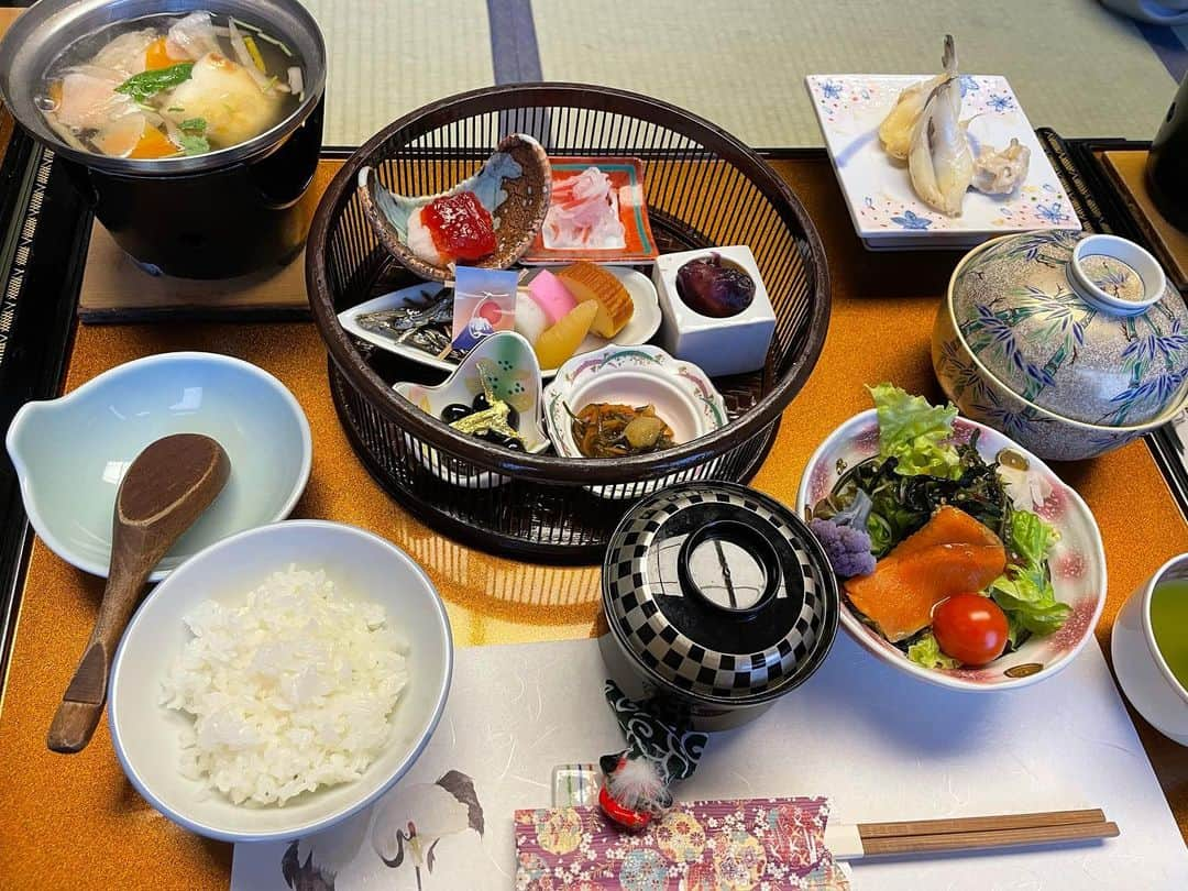 寺川綾のインスタグラム：「お正月、食べすぎてる〜🤤 外でも家でもお正月🎍🌅🍶 #食べて #作って #また食べて #ずっと食べてる」