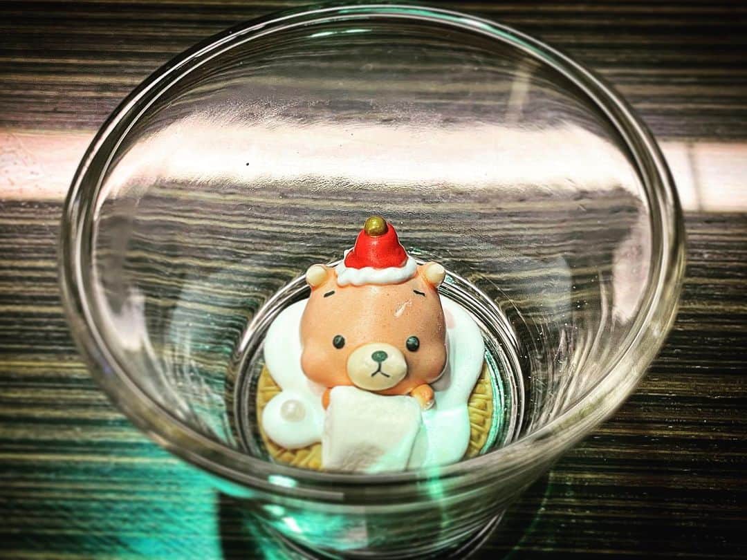 城田優のインスタグラム：「あけましておめでとうございます。  今年も一年、どうぞよろしくお願いします☺︎  PS.とっても可愛いクッキーをいただきました。 食べるには忍びなかったのですが、よく噛んで、しっかり粉々にしてやりました。ごちそうさまでした。  #happynewyear #felizañonuevo #謹賀新年 #お正月太り回避不可」