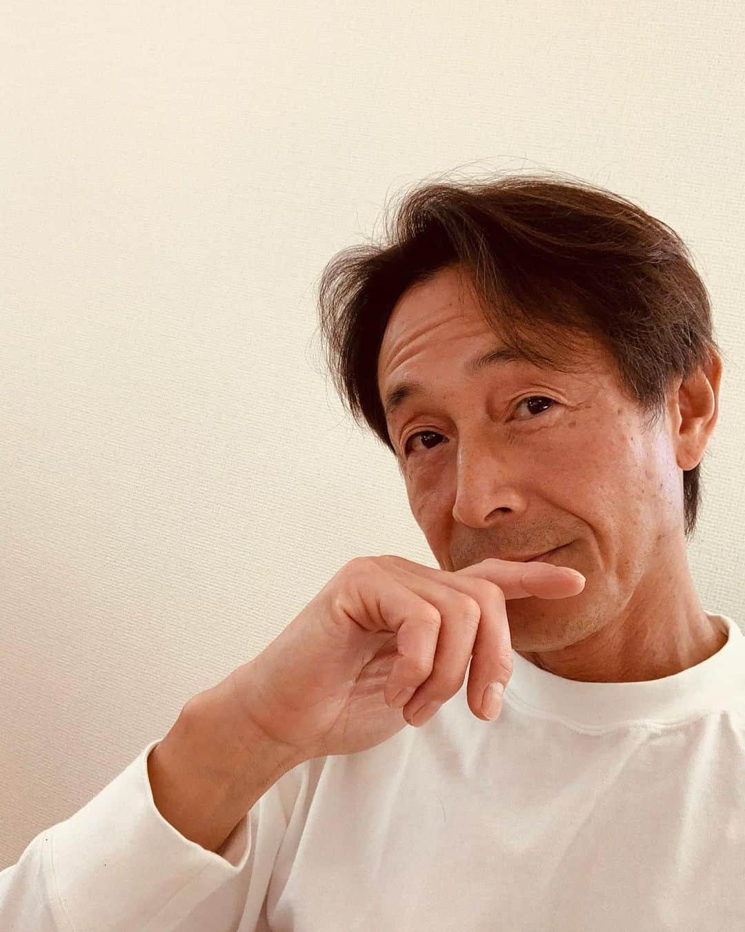 のインスタグラム：「明けましておめでとう御座います。  54歳になりました。1988年に公開された映画「  ガラスの中の少女」で俳優デビューし35周目の年  になります。昨年の収穫をしっかりと今年の活動  に繋いで行ける様、自分らしく、日々精進して  行きたいと思います。  まだまだ先行きが見えないコロナ禍はではあり  ますが、舞台や音楽のステージで皆さんと、健康  な心と身体でお会い出来る日の為に、前進して  まいります。本年もどうぞ宜しくお願いいたし  ます！　　　　  　　　　　　　　　　2023年1月3日　　吉田栄作」
