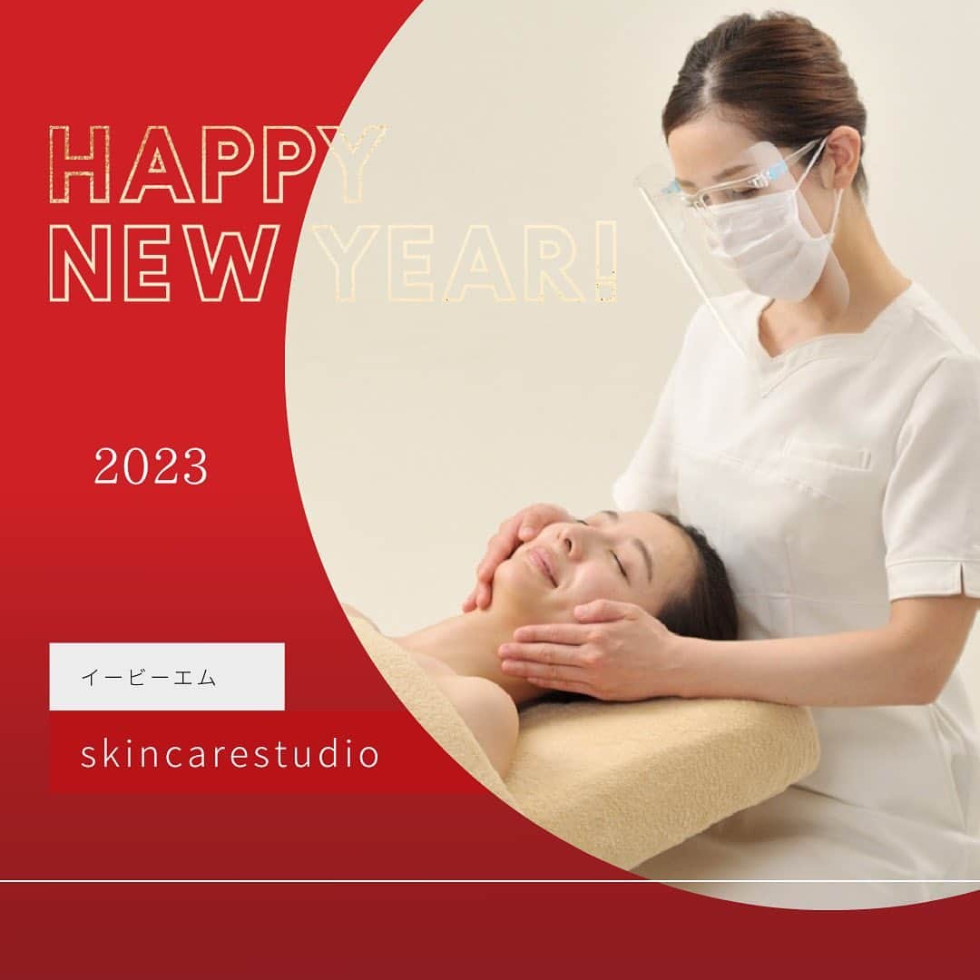vs28baliのインスタグラム：「新年あけましておめでとうございます  2023年が皆さまにとって 満開に咲く花のように 実り多き年となりますよう 心よりお祈り申し上げます  様変わりしていく生活様式のなか お疲れを感じていらっしゃる方も多いかと思います  私たちにできること スキンケアを通して 心にたまったモヤモヤまで スッキリと流せる場所であること  私たちが「手あて」と呼ぶ トリートメントをすることで 心までしっかりほぐしていきます  スキンケアスタジオでは お客様に安心してご来店いただき 美と健康のお手伝いができるよう 衛生管理の徹底を行い お待ちしております  イービーエムのスキンケアスタジオは 明日より全店通常営業いたします 皆さまとお会いできるのを楽しみに お待ちしております  ------------------ サステナブルな美と健康へ ------------------ https://ebm-co.jp/sayang-web/vol50/  webにて好評公開中！ イービーエムの情報誌 Sayang（さやん） [Webさやんvol.50]では 沢山の想いや笑顔あふれる内容が ご覧いただけます  記念すべきvol.50を迎えた今号の特集テーマは「サステナブルな美と健康へ」  2022年にオープンしたe.b.c.c.メンズスキンケアスタジオ銀座、梅田より ご夫婦で通ってくださっている会員様2組の笑顔あふれるインタビューや 自分の美と健康についてもっと知るために大切な 「菌活」についてお届けしています  また、フリーアナウンサー堤信子さんのエッセイや、菌活レシピ、ルナ28で見る2023年運勢ランキングなど人気コーナーも盛り沢山♪ 美と健康でいるためのヒントが沢山詰まったvol.50となっていますので、ぜひお楽しみください！   公式Instagramアカウントも日々更新中 ぜひチェックしてみてください @ebm_sayang . . スキンケアスタジオへのご予約・公式オンラインショップは プロフィールのリンクからCHECK🔍 . .  #心までトリートメント� #ストレスケア� #ストレスリリース� #冷え性� #冷え対策 #乾燥肌  #肌荒れケア #マスクで肌荒れ #たるみ毛穴 #乾燥 #シミ #シワ #ニキビ #毛穴の汚れ #毛穴の黒ずみ #角質肥厚 #角質除去 #イービーエム  #イービーエム化粧品  #スキンケア好きさんと繋がりたい  #毛穴 #健康 #美容  #vs28bali #スキンケアスタジオ #ebm #フェイシャル #毛穴洗浄 #美肌 #小顔  @vs28bali @ebcc.skincarestudio @ebm_onlineshop @beautilous_cosme  @marvelloty_cosmetics」