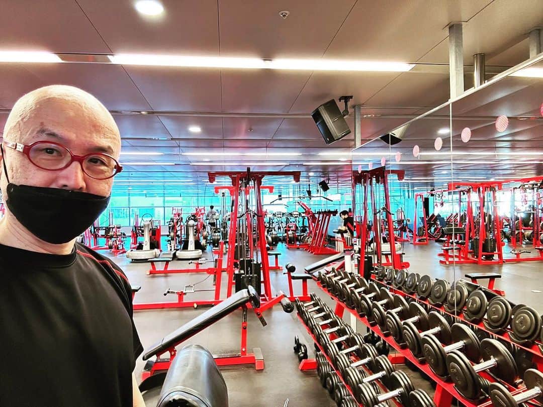 のインスタグラム：「ジム初め。  今年はベンチプレス100キロ（220ポンド）が目標。 怪我しないようにゆっくり目指す（昨年は後半に腱を痛めて伸ばせなかった）。現在77キロ（170ポンド）。  中長期的には「65歳で人生最大の筋肉にする」のが目標かな。今年62歳になるのであと3年。1000日くらい。まぁもうなっているのだけど、もっと太くしたい。  マッチョになりたい、という欲はゼロ。 ただ、年齢的に筋トレの効用がありすぎて、欲が出てきている感じすかね。  筋トレって特殊な趣味の人がやるものと思っていたけど（だから50代後半になるまでほとんどやらなかったけど）、いまや基礎的素養ですな。マジそう思う。  #トータルワークアウト渋谷」