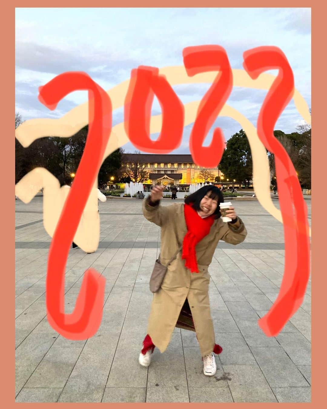 うらじぬの（劇団子供鉅人）のインスタグラム：「2022〰️🎍🗻🌅🗻🎍〰️2023  明けましておめでとうございます。 2023、私も貴方も皆々様も、福がたっぷりぷりの良い年になりますように。 今年もどうぞよろしくお願い致します🐇  スターバックス片手に歩く感じも様になってきました。　 非常にcoolですね。 (まなちゃん、まるちゃんクーポンありがと〜〜)」