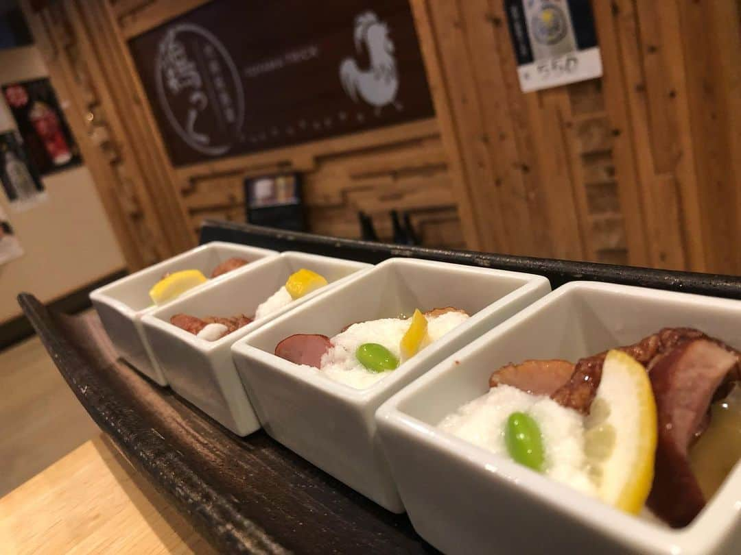 鶏っく富山のインスタグラム：「どうも！鶏屋です😎  3日とろろということで本日のお通しは 鴨のグリルをとろろ餡でどうぞ！  本日深夜帯から空きがあります🙆🏻‍♀️︎  お問い合わせはお電話で✨  #富山 #駅前 #鶏っく #居酒屋 #完全個室 #お得 #宴会 #飲み放題 #やってるよ #地鶏  #地酒 #鉄板焼き #九州料理 #愛と笑顔 #コロナ対策 #バッチリ #記念撮影 #任せてや #teamびーじー #馬刺し #水炊き #食いだおれ」