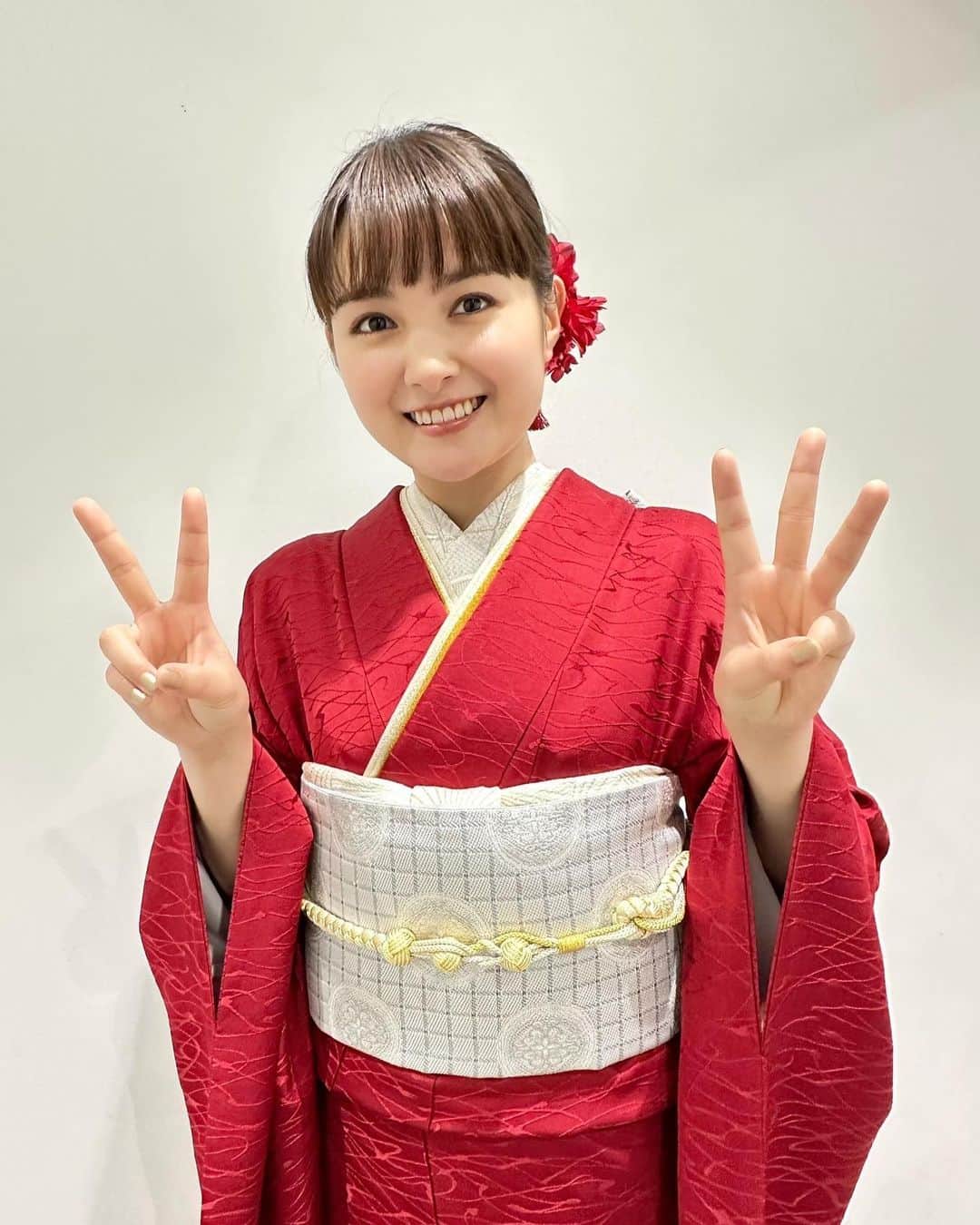 葵わかなのインスタグラム：「テレビ東京 「ホリデイ〜江戸の休日〜」  記者発表会に参加しました！  赤色の振袖で✨  マグロの解体ショーや、主題歌を歌われている里見浩太朗さんの歌唱など、盛りだくさんで新春にぴったりな華やかな会となりました☺️  お正月らしい、明るいパワーの詰まった作品になっていると思いますので、ぜひ楽しんで観ていただけたらと思います！  放送は1月6日です🐇 よろしくお願いします！  #ホリデイ江戸の休日」