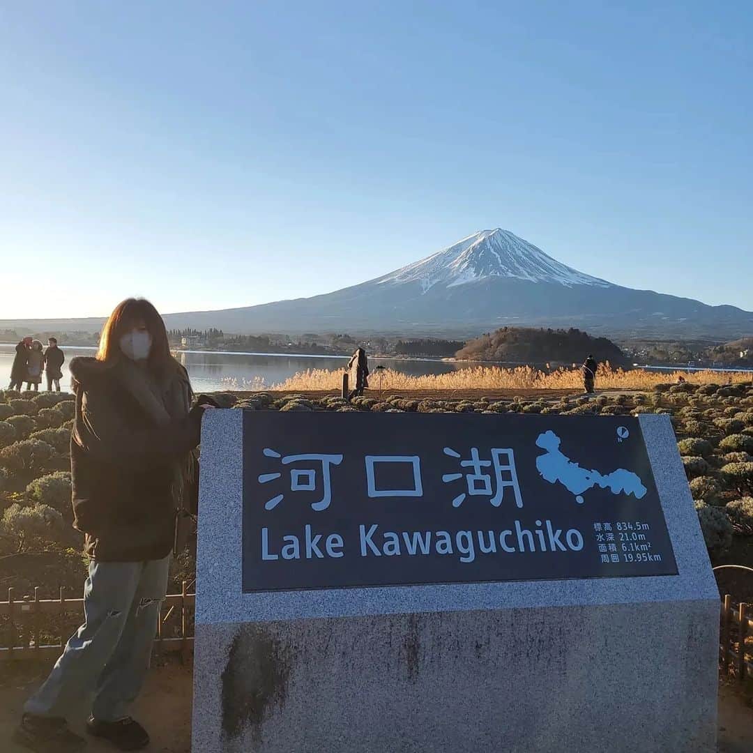 杉浦アヤカさんのインスタグラム写真 - (杉浦アヤカInstagram)「初めて近くまで行って富士山見てきた🎍🇯🇵本当に凄い…の一言で見ててずっと圧倒されてしまった。美しくて色んな事考えた。頑張るぞ🗻  #富士山 #日本一 #ふじやま #河口湖　#ノーメイク #すっぴん」1月3日 16時36分 - sugiurayk