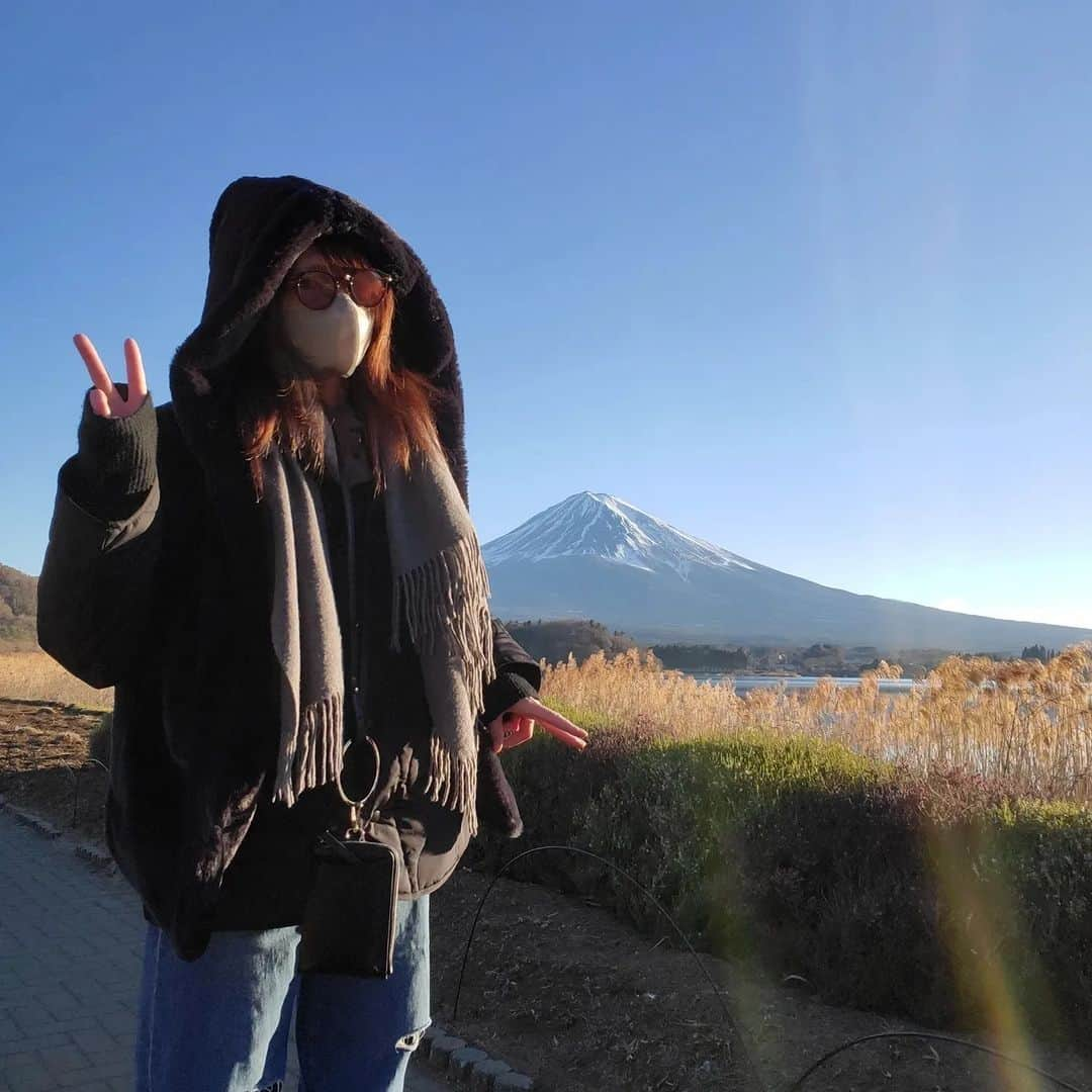 杉浦アヤカのインスタグラム：「初めて近くまで行って富士山見てきた🎍🇯🇵本当に凄い…の一言で見ててずっと圧倒されてしまった。美しくて色んな事考えた。頑張るぞ🗻  #富士山 #日本一 #ふじやま #河口湖　#ノーメイク #すっぴん」