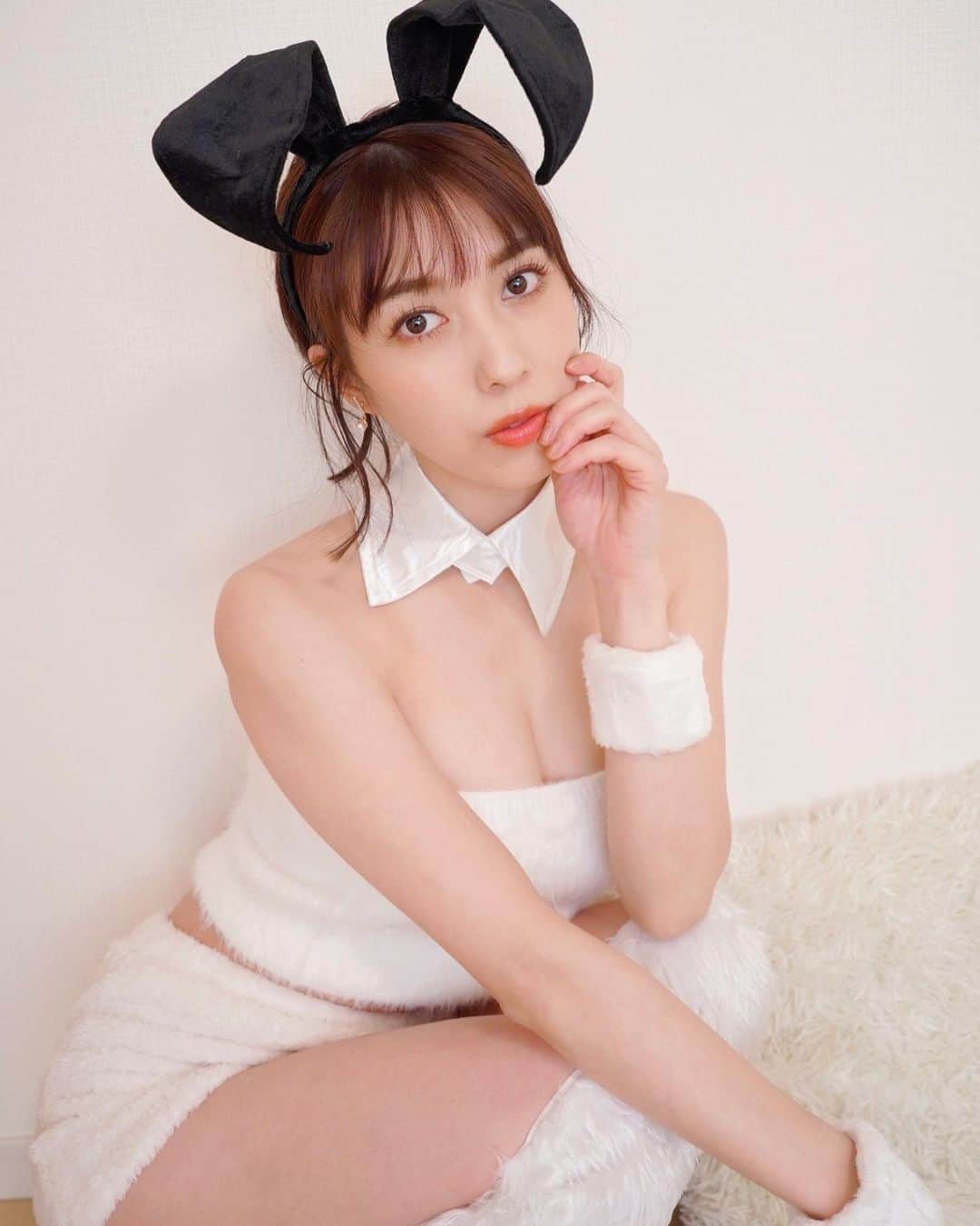 秦瑞穂のインスタグラム：「. 黒と白どっち好き？🐰  swipeしてね→  今日はラジオ〜！！ 仕事始めです🫡✌️  .  #秦瑞穂 #follow #me #followme #japanesegirl #japan #粉我 #偶像 #インスタグラビア #gravure #instagravure#sexy#셀카놀 #被写体 #selfie #lingerie#2023#バニーガール#卯年#うさぎ#コスプレ#cosplay #happynewyear」