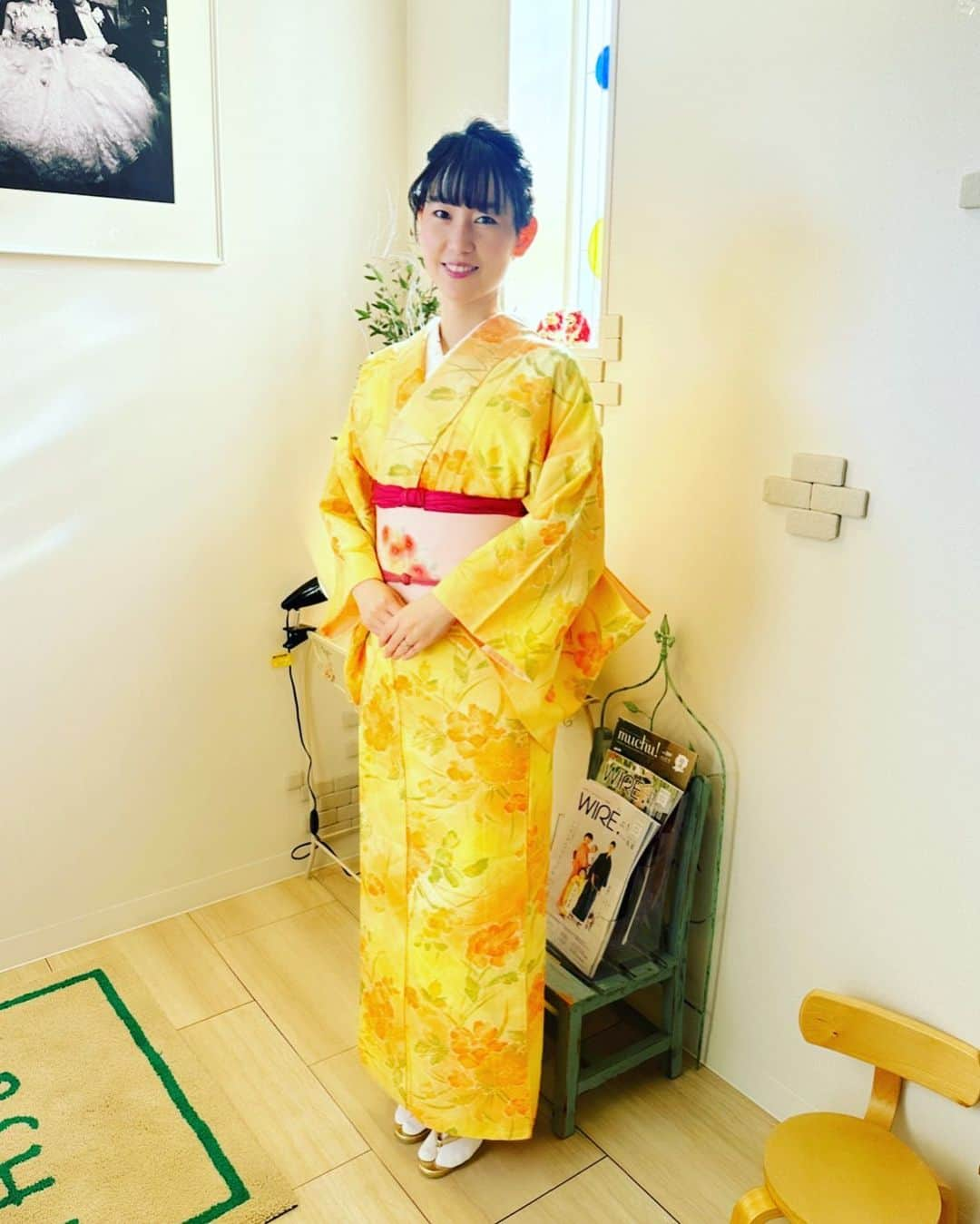 中嶋佳子のインスタグラム：「新年あけましておめでとうございます。 今年も自分ペースで精進して参ります。よろしくお願いいたします。2023.1.3 . 主演させていただいた映画『育ててくれて、ありがとう。』が、Yahoo!ニュースに取り上げられました！"育ててくれてありがとう　里親制度"で検索しても出てきます。隙間時間にぜひ↓↓ https://news.yahoo.co.jp/byline/wakabayashitomoko/20221226-00329845 . お正月、今年も着物をきて家族写真。前髪くるっと巻いてもらった(*´-`) . #中嶋佳子 #女優 #役者 #actor @yoshiko_world #japaneseactors  #男の子ママ #女の子ママ #姉弟ママ #家族写真 #着物」